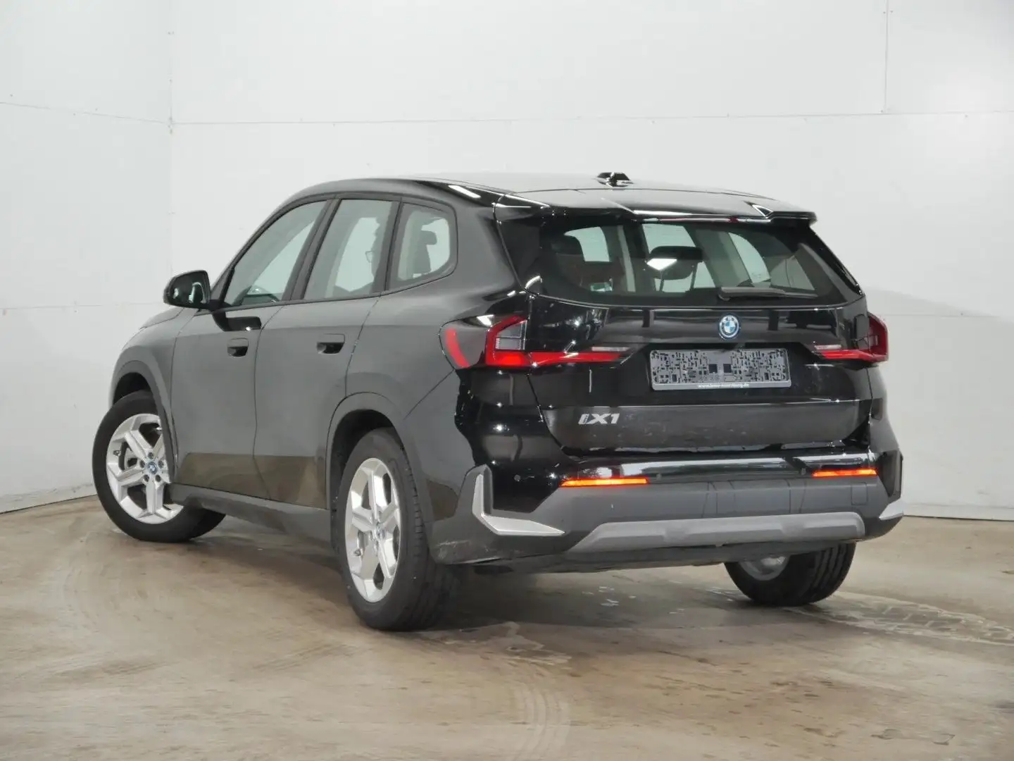 BMW iX1 30 xDrive Adapt. LED AHK KZU HuD 360° HiFi Noir - 2