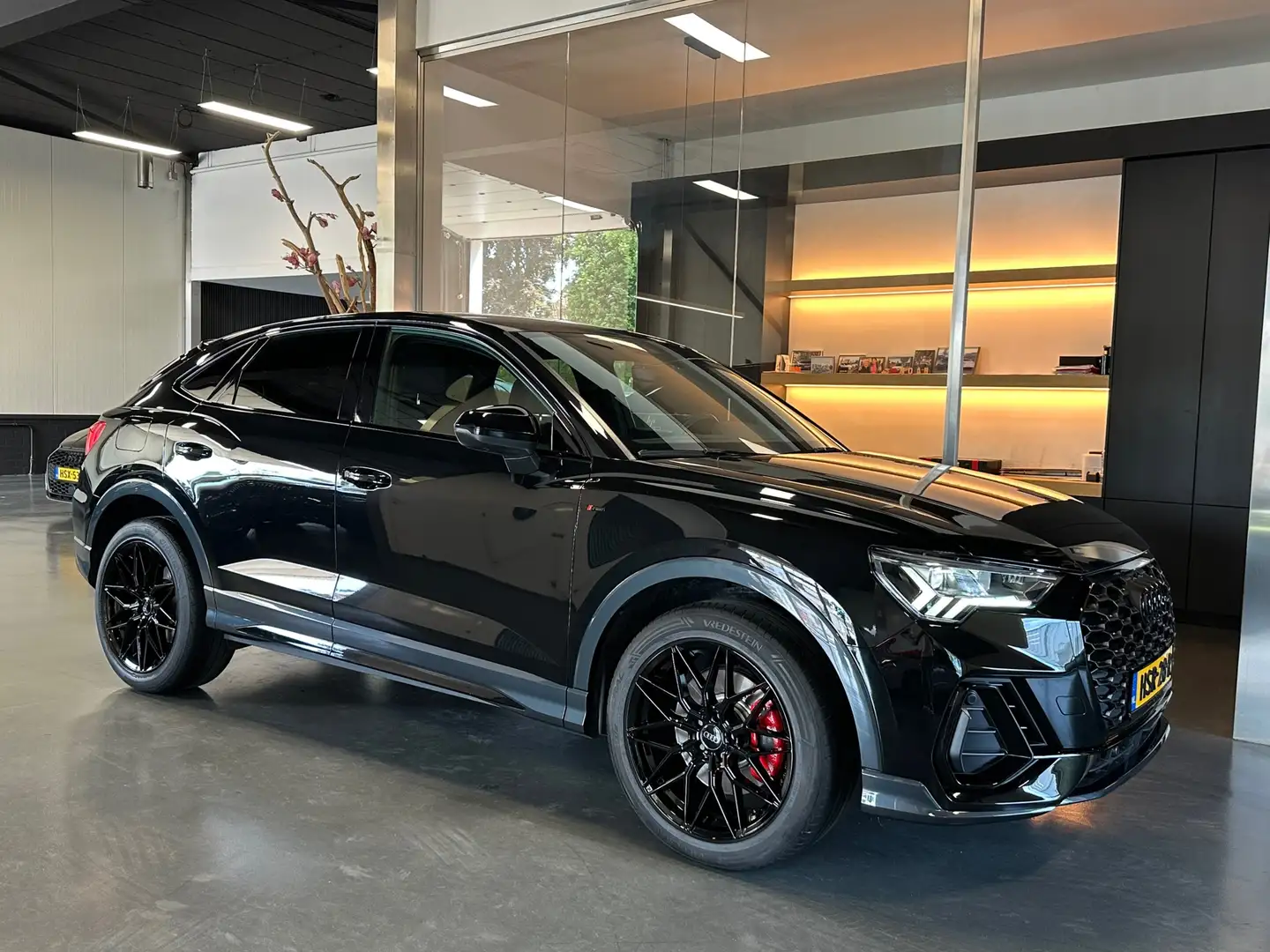 Audi Q3 Sportback 45 TFSI e S line Sfeerverl. 360Camera 1e Zwart - 1