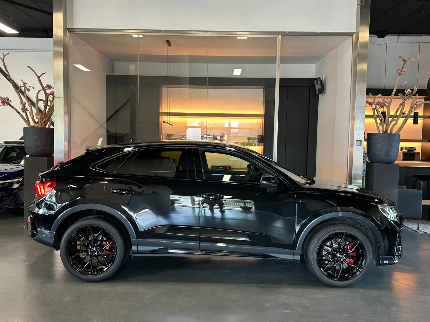 Audi Q3 Sportback 45 TFSI e S line Sfeerverl. 360Camera 1e Zwart - 2