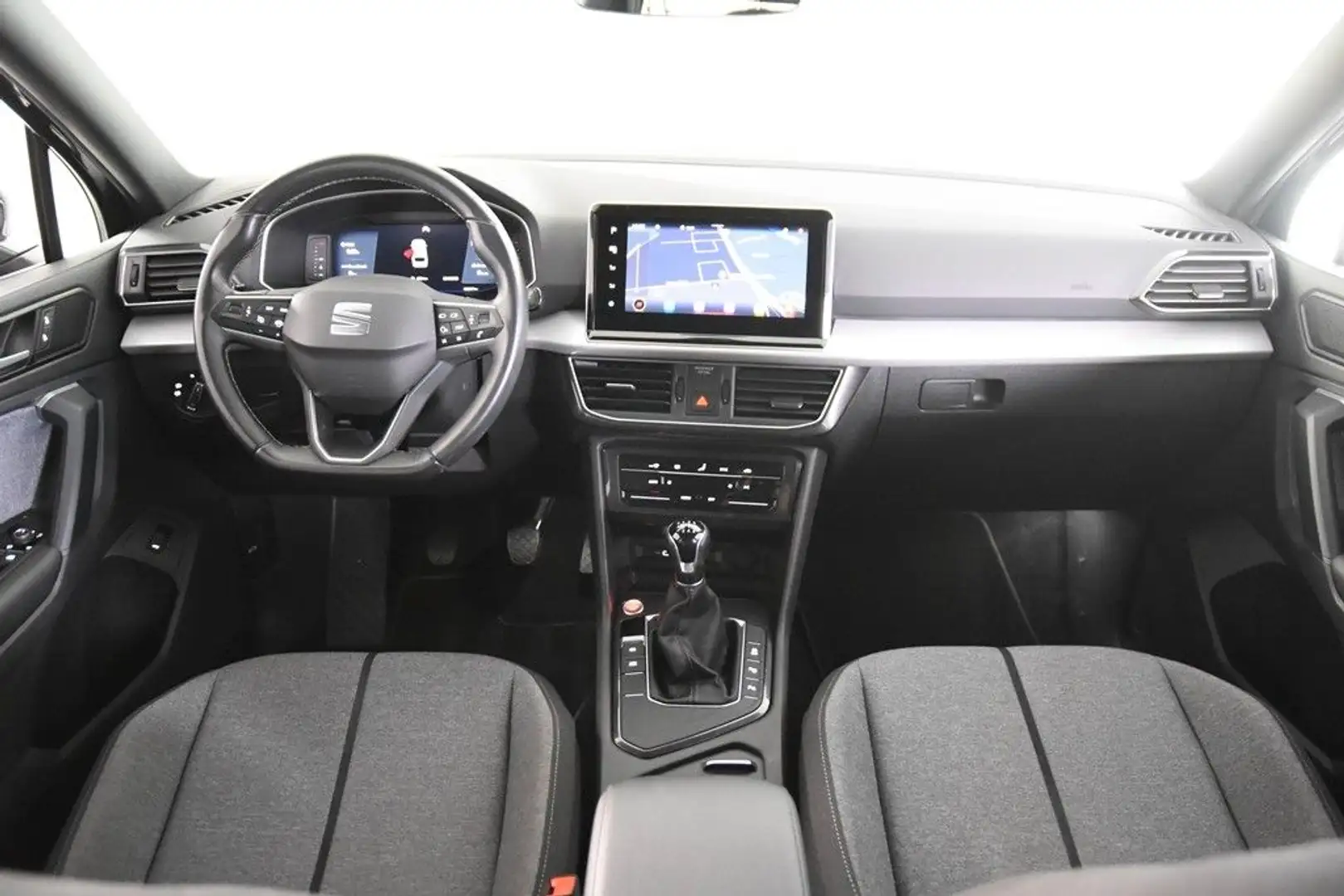 SEAT Tarraco 1.5 TSI Move *1.Hand*Navi*Park ass.*EHK* Grau - 2