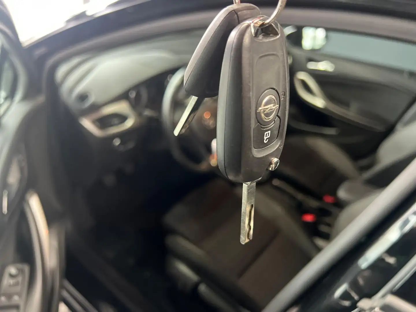 Opel Astra GS Line Start/Stop Schwarz - 1
