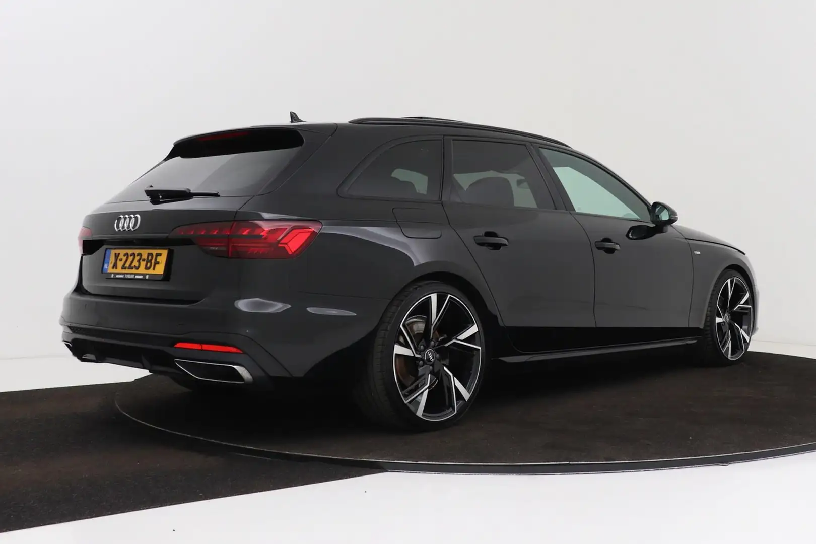 Audi A4 Avant 40 TFSI Launch edition S-Line | Panoramadak Zwart - 2