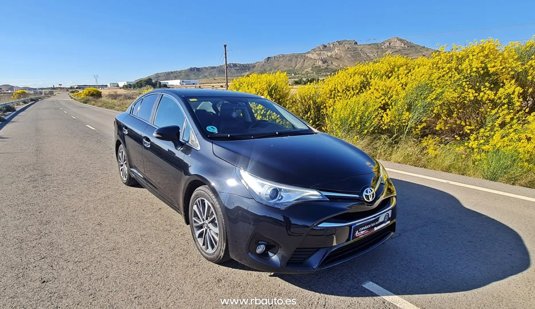 Toyota Avensis 150D Executive Negro - 1