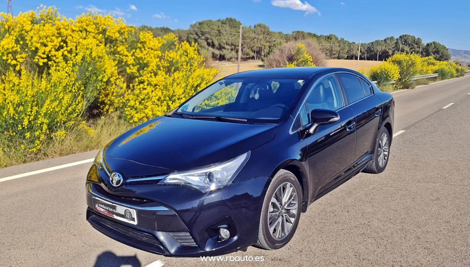 Toyota Avensis 150D Executive Negro - 2