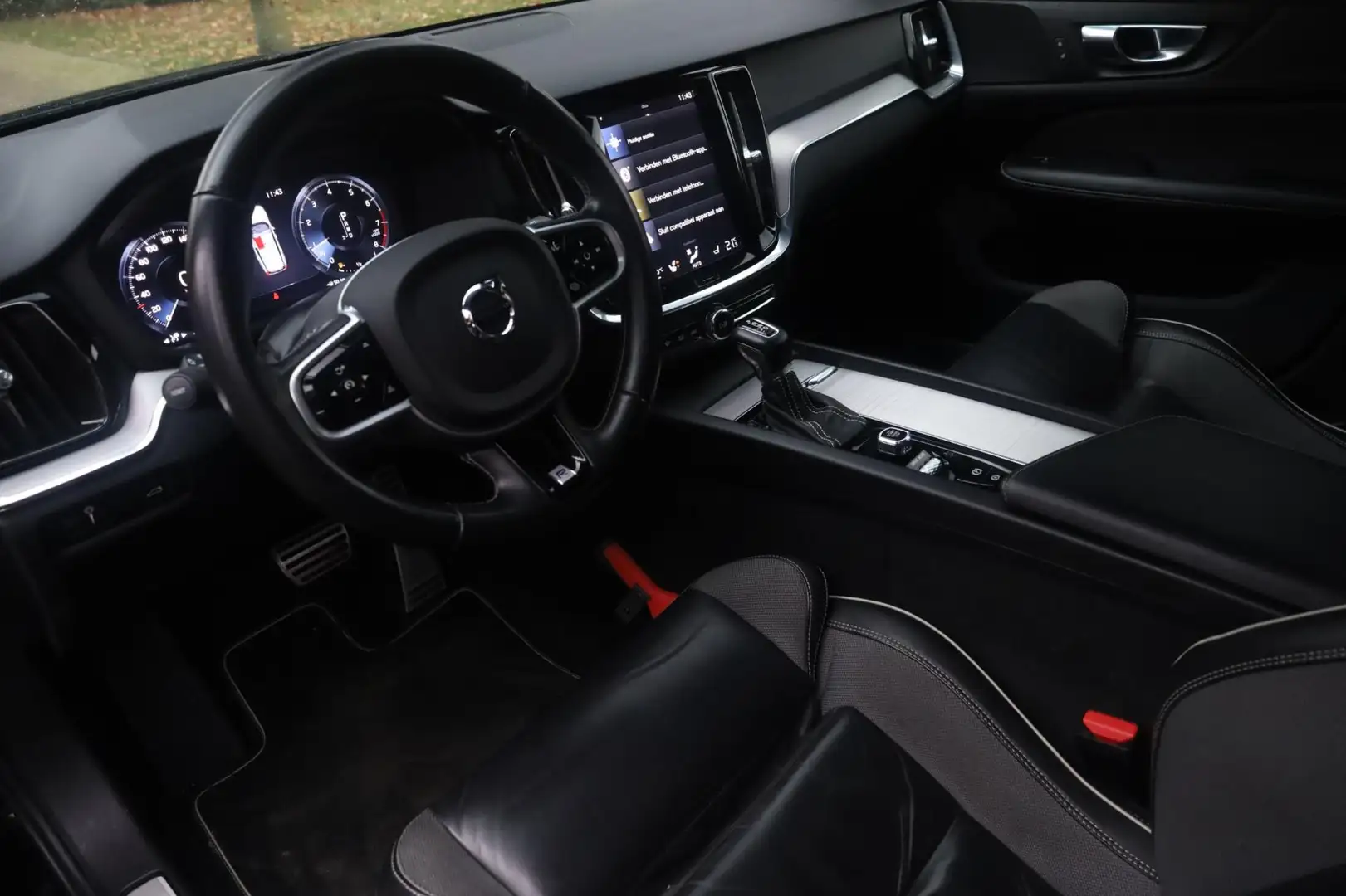 Volvo V60 2.0 T4 R-Design Aut. | Panorama | Luxe leder | Stu Schwarz - 2