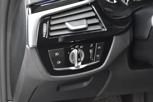 BMW 5 Series view 25