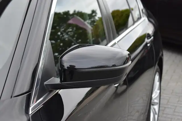 BMW 5 Series view 19