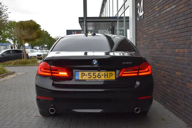 BMW 5 Series view 8