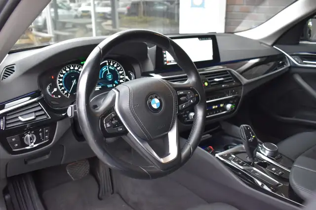 BMW 5 Series view 4