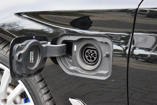 BMW 5 Series view 18