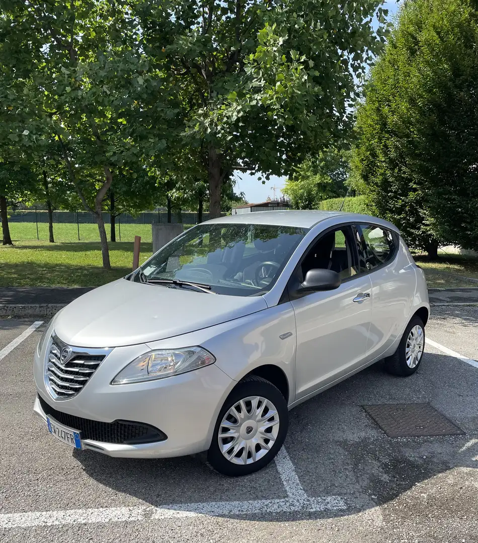 Lancia Ypsilon 0.9 t.air Silver ecochic metano 80cv - 1