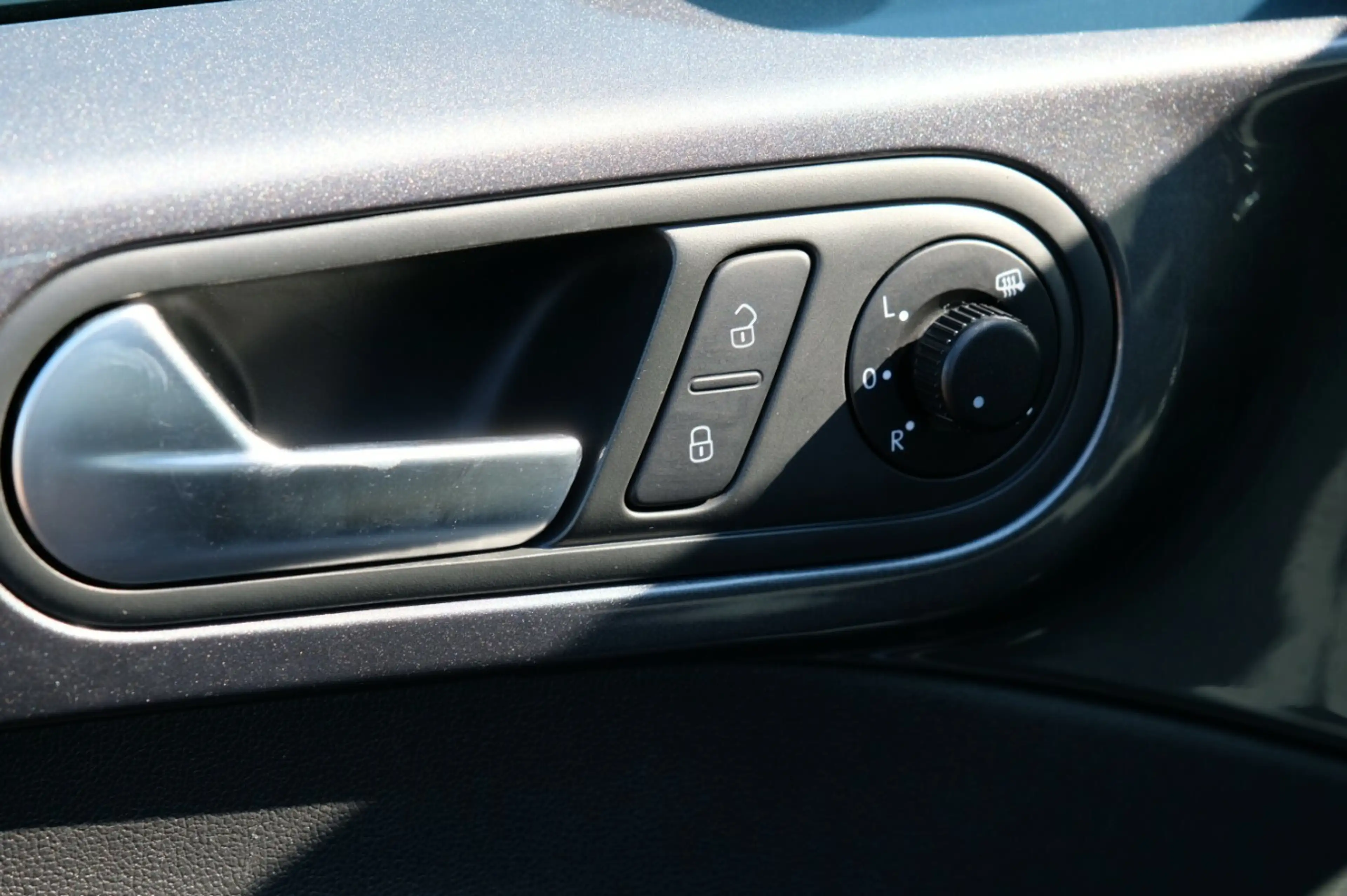 Volkswagen Beetle 1.4 TSi Cabrio 2xPDC Fender Sound — photo 18