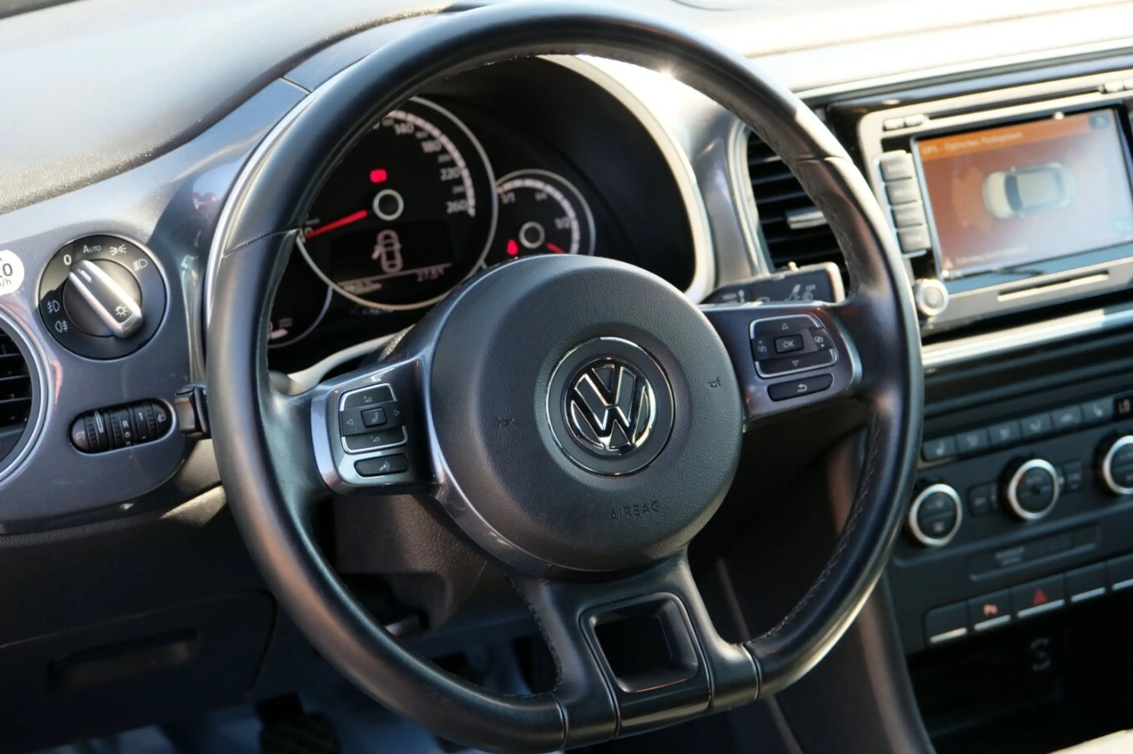 Volkswagen Beetle 1.4 TSi Cabrio 2xPDC Fender Sound — photo 10