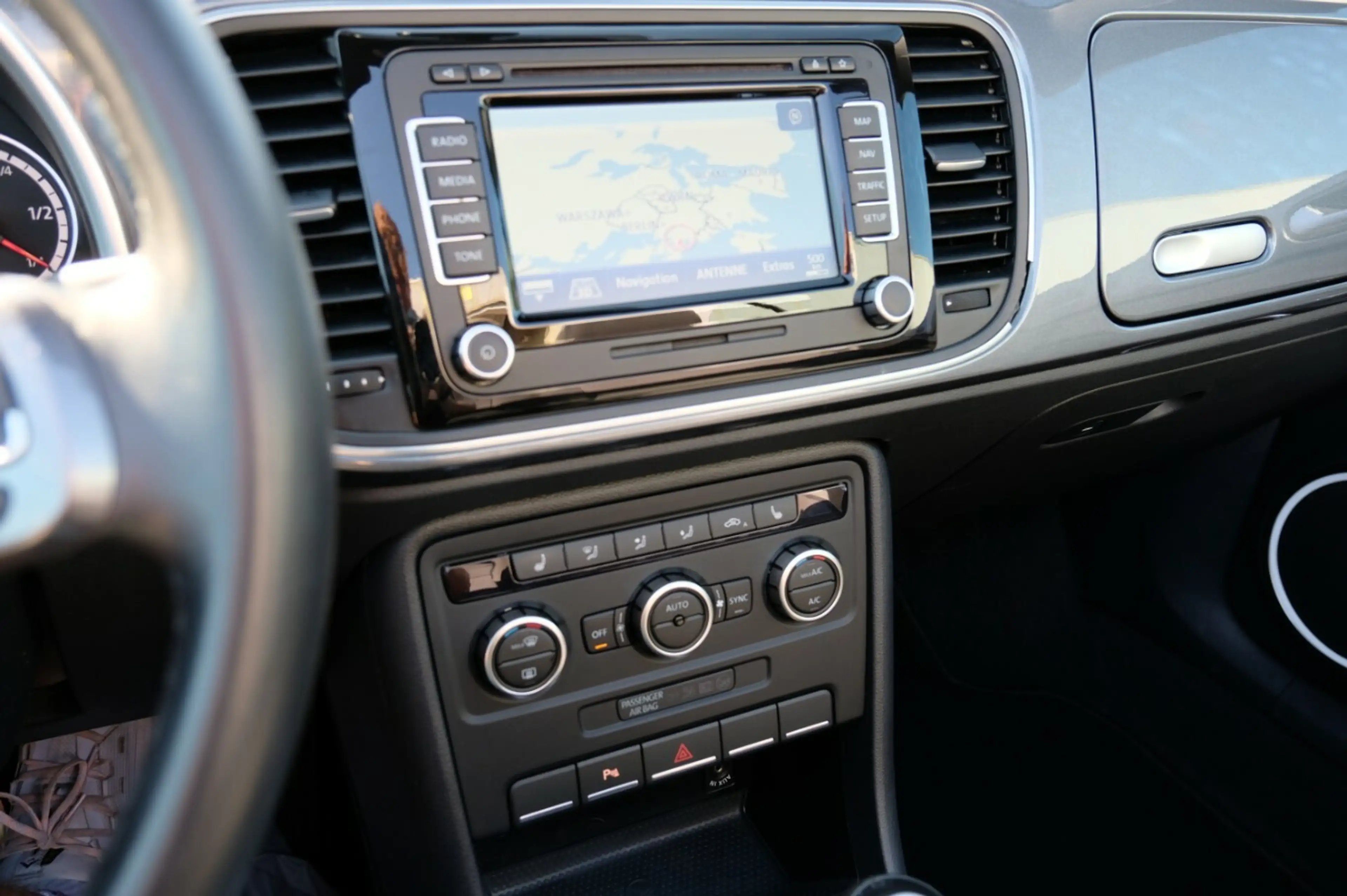 Volkswagen Beetle 1.4 TSi Cabrio 2xPDC Fender Sound — photo 12