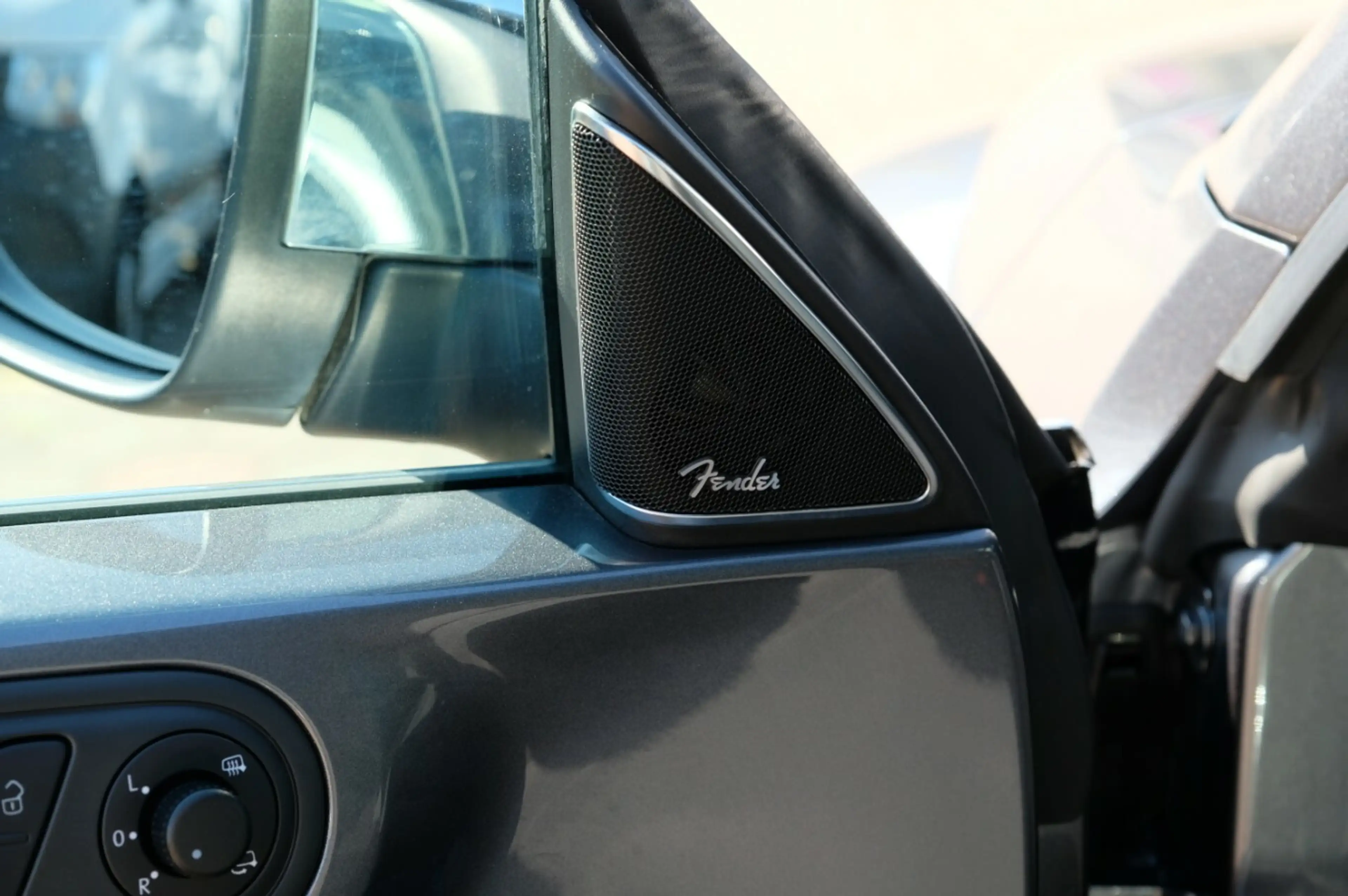 Volkswagen Beetle 1.4 TSi Cabrio 2xPDC Fender Sound — photo 25