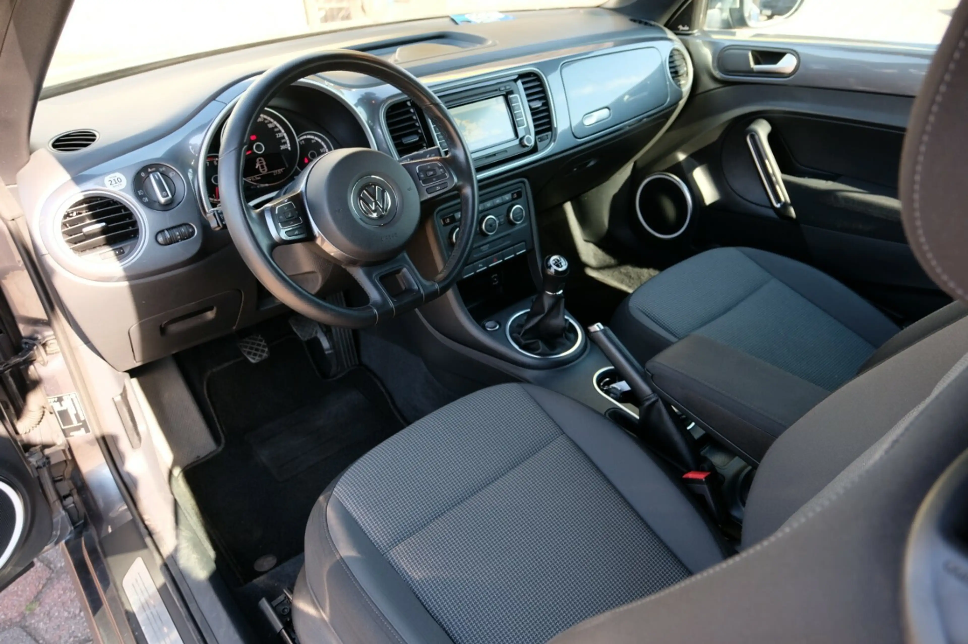 Volkswagen Beetle 1.4 TSi Cabrio 2xPDC Fender Sound — photo 11