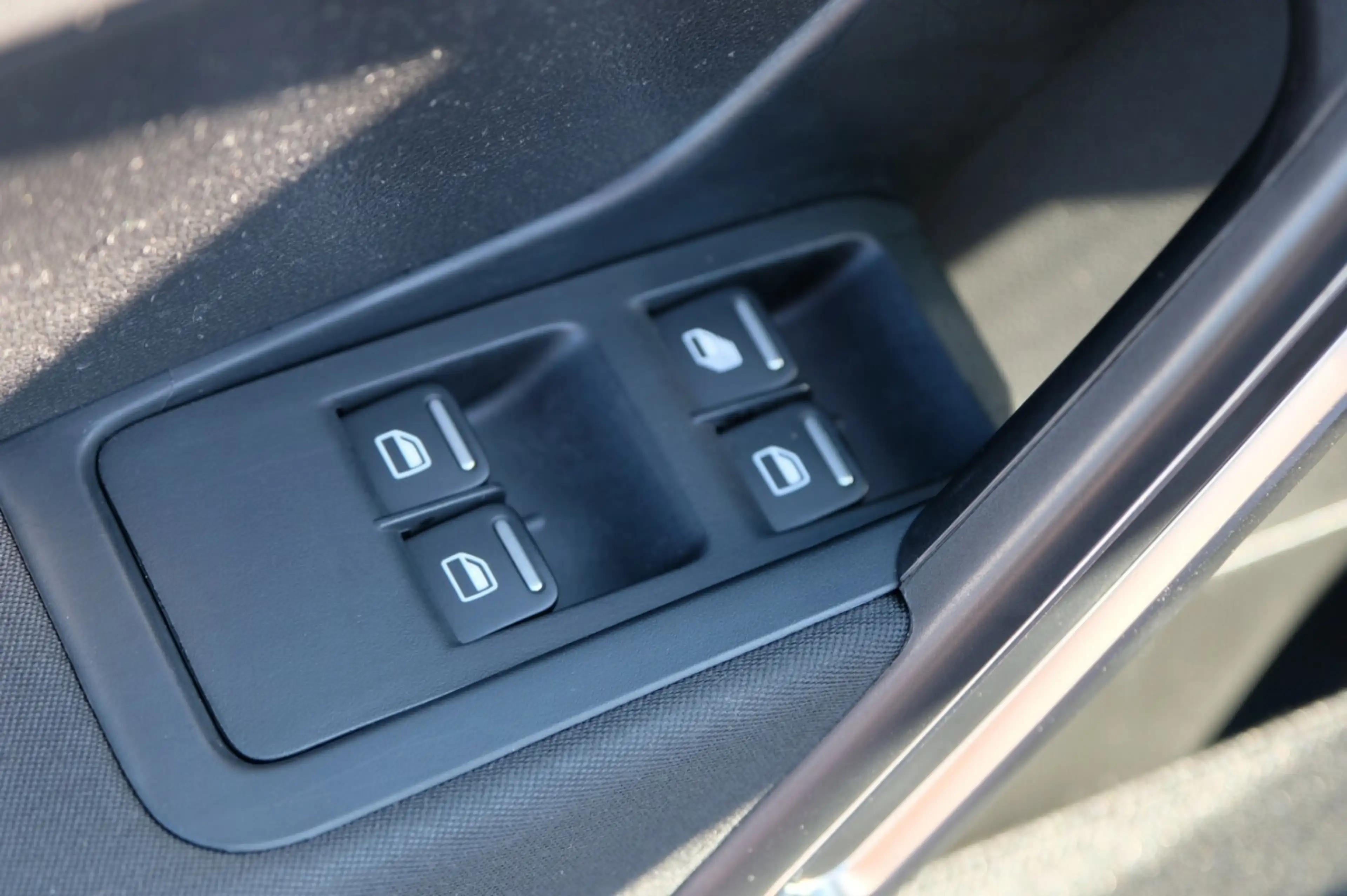 Volkswagen Beetle 1.4 TSi Cabrio 2xPDC Fender Sound — photo 19