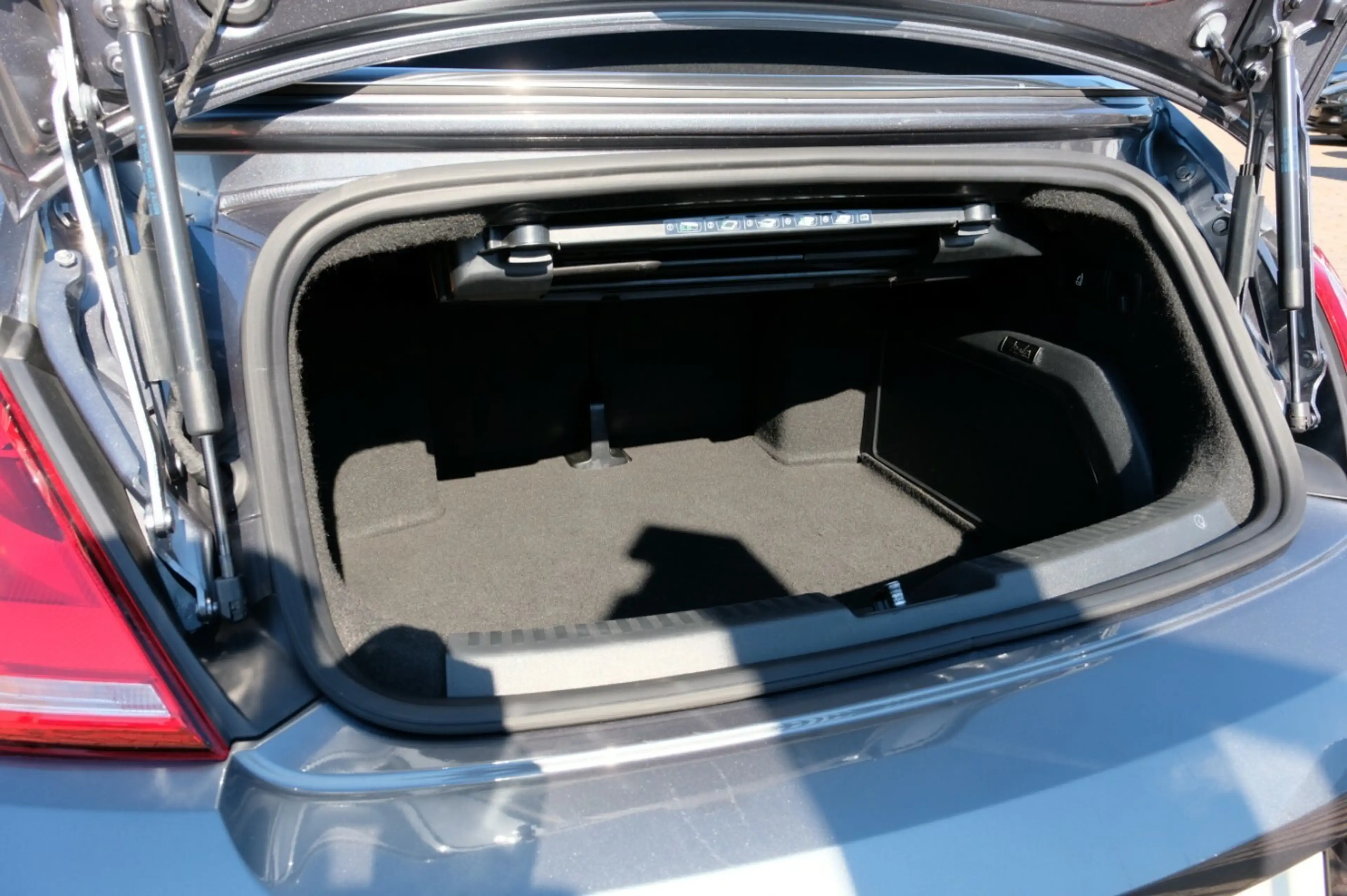 Volkswagen Beetle 1.4 TSi Cabrio 2xPDC Fender Sound — photo 22