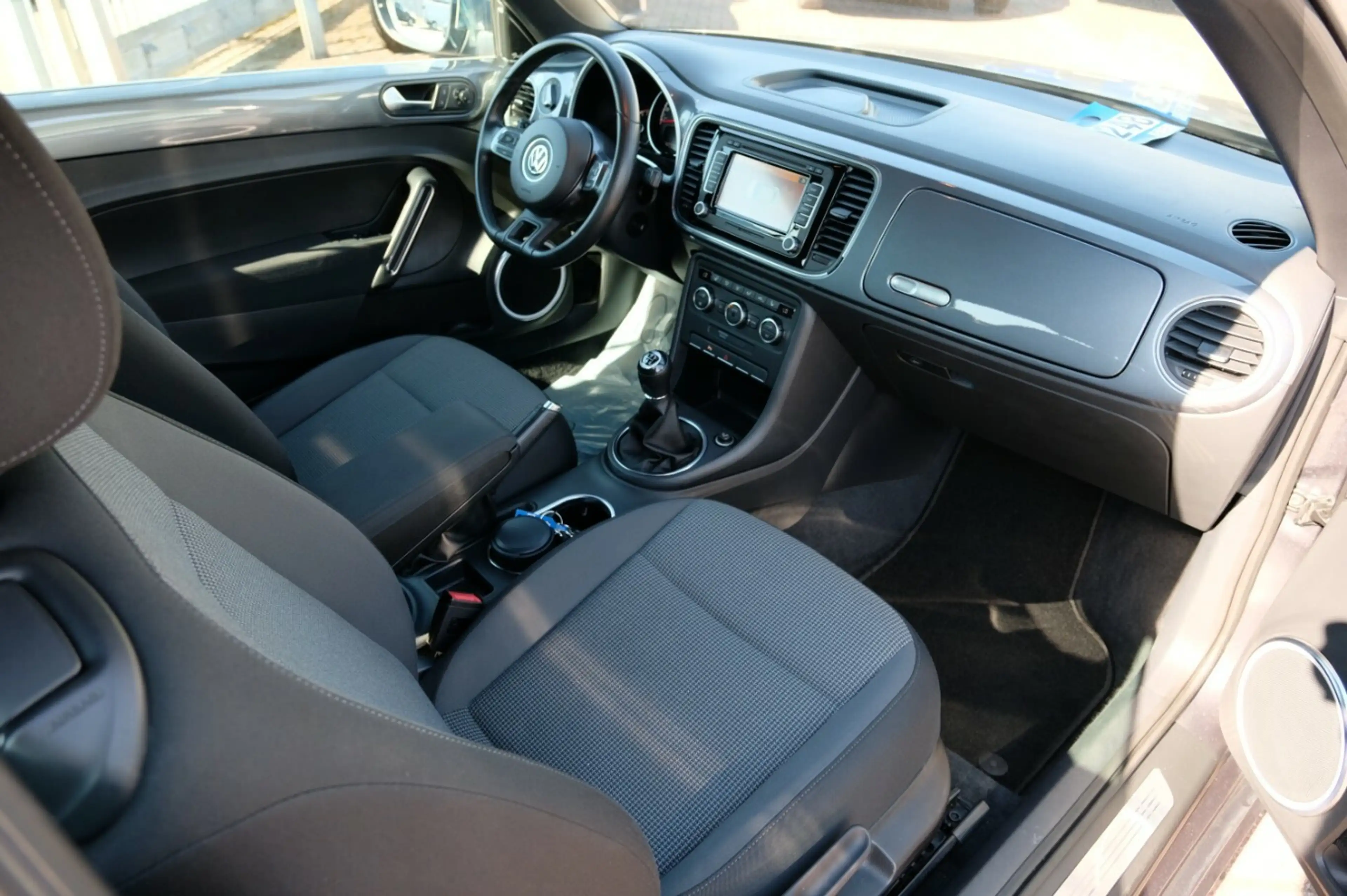 Volkswagen Beetle 1.4 TSi Cabrio 2xPDC Fender Sound — photo 21