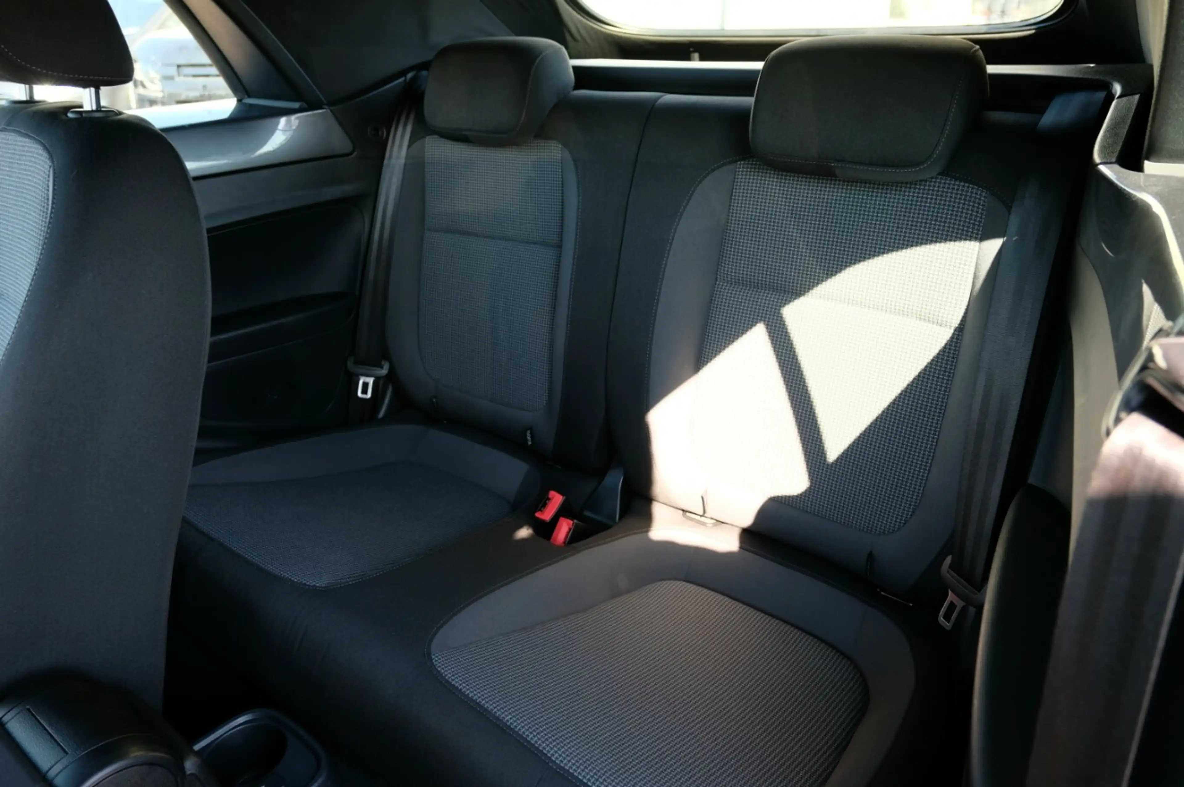 Volkswagen Beetle 1.4 TSi Cabrio 2xPDC Fender Sound — photo 17
