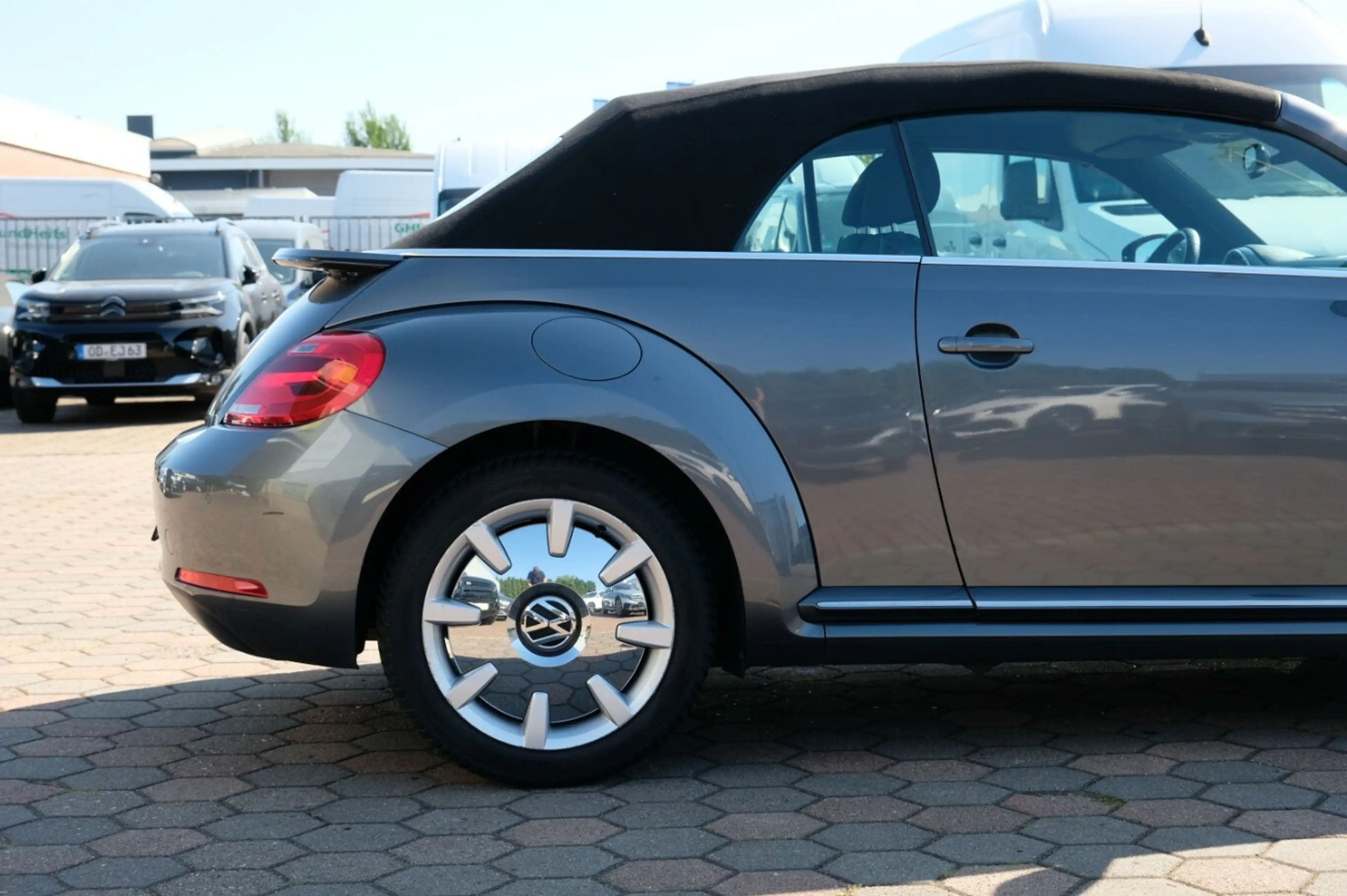 Volkswagen Beetle 1.4 TSi Cabrio 2xPDC Fender Sound — photo 6