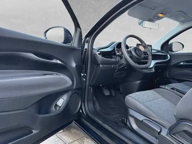 Fiat 500e view 5