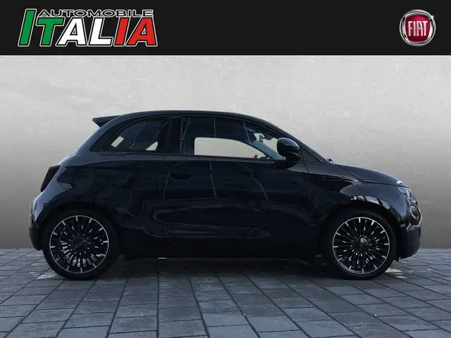 Fiat 500e view 3