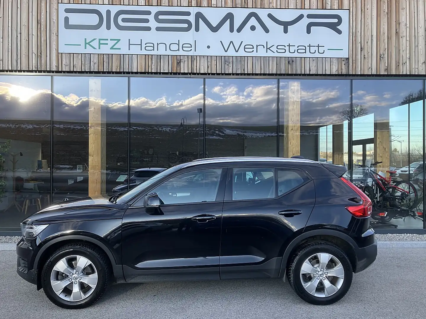 Volvo XC40 D3 Momentum AWD LED Standheizung Kamera Abstand... Schwarz - 2