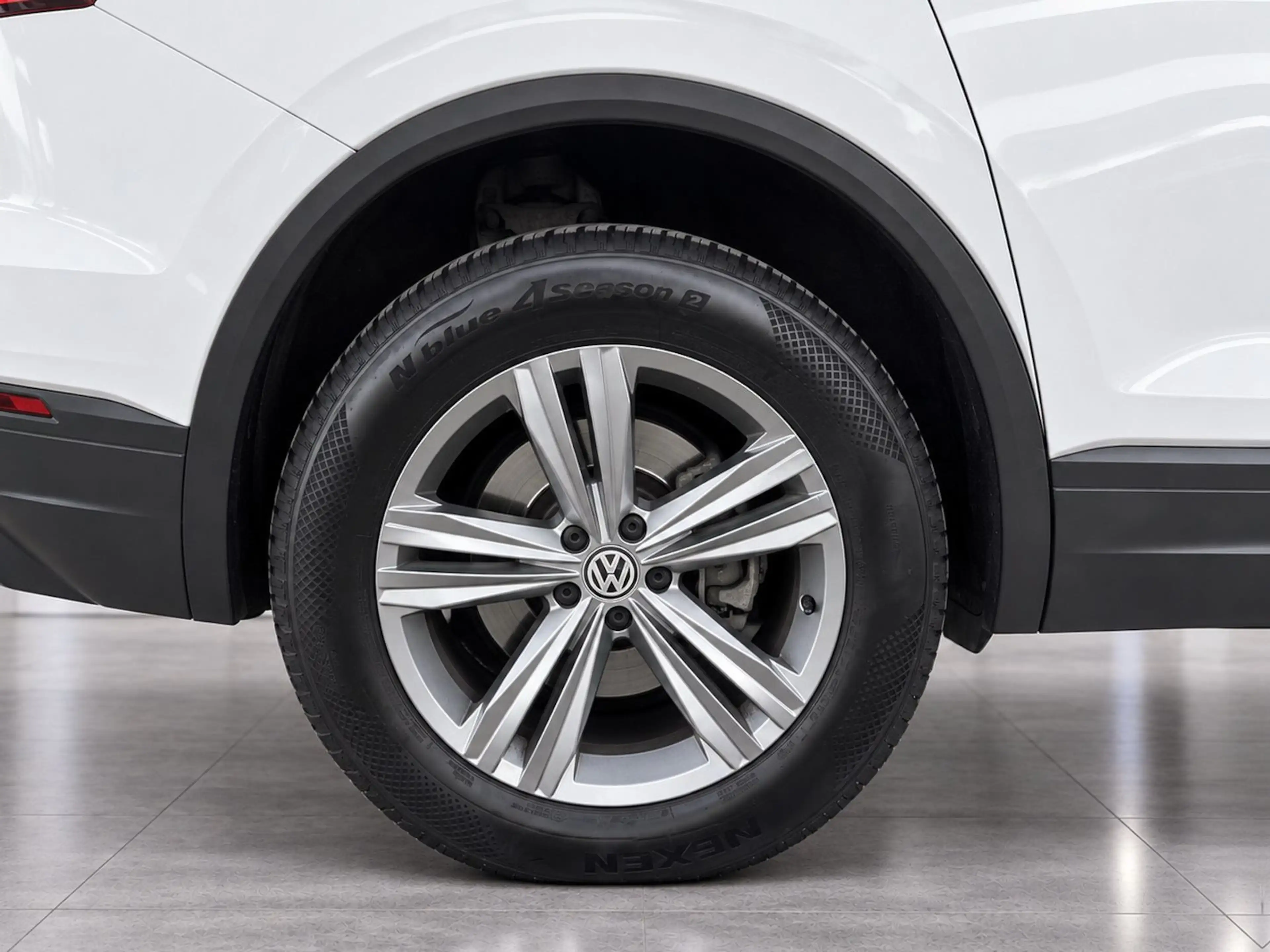 Volkswagen Touareg 4Motion BLACK & WHITE — photo 37