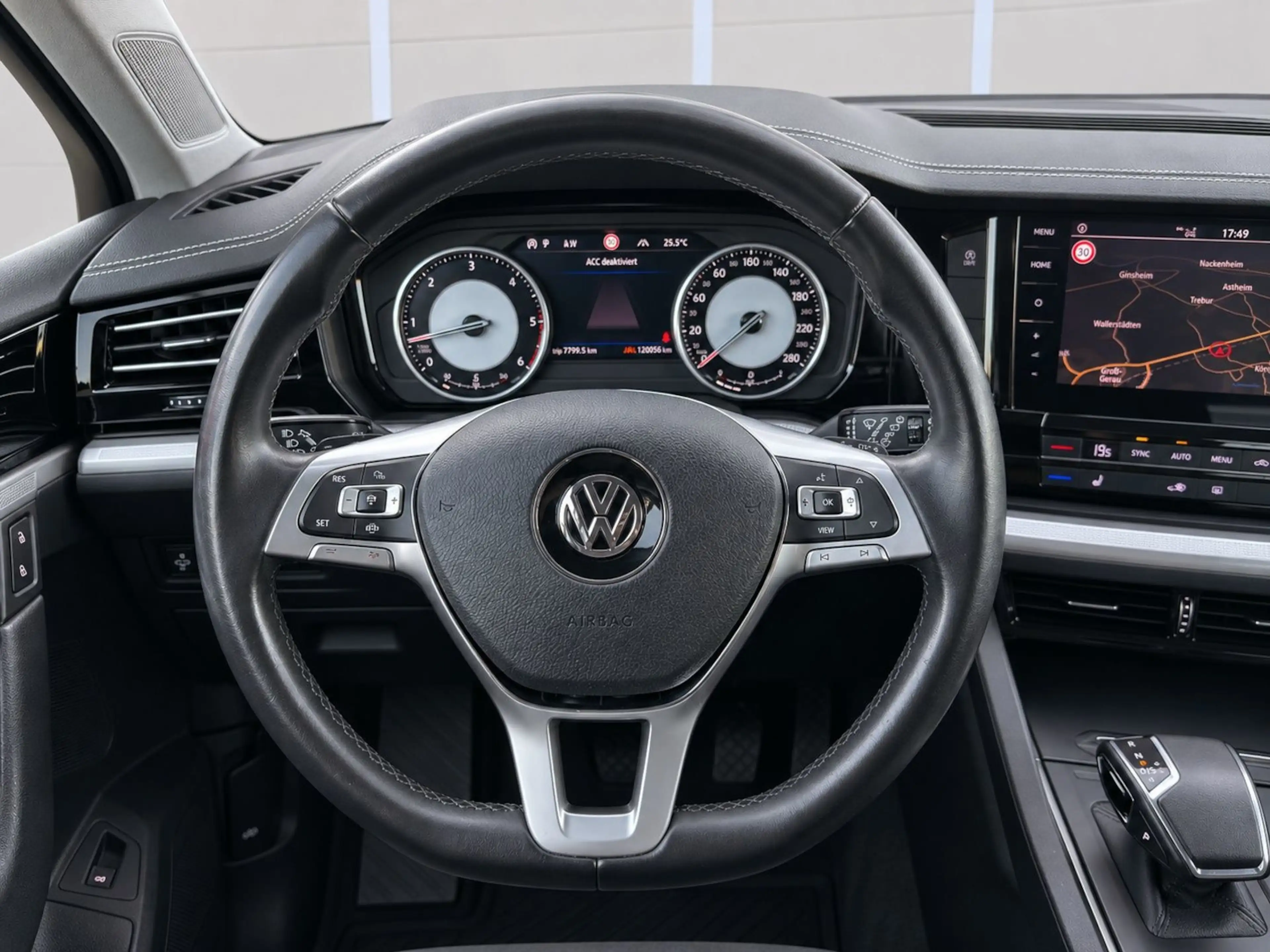 Volkswagen Touareg 4Motion BLACK & WHITE — photo 24