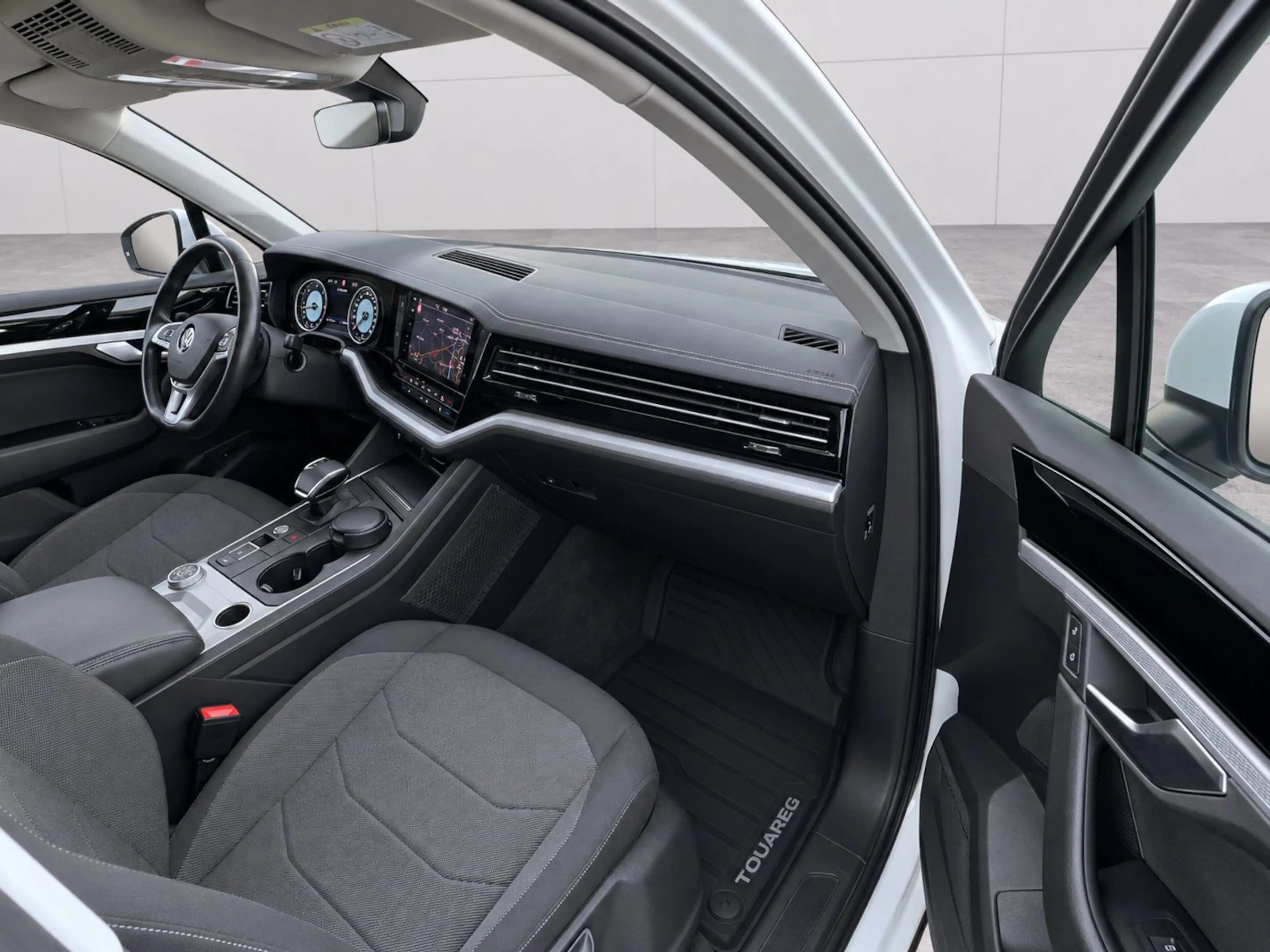 Volkswagen Touareg 4Motion BLACK & WHITE — photo 18