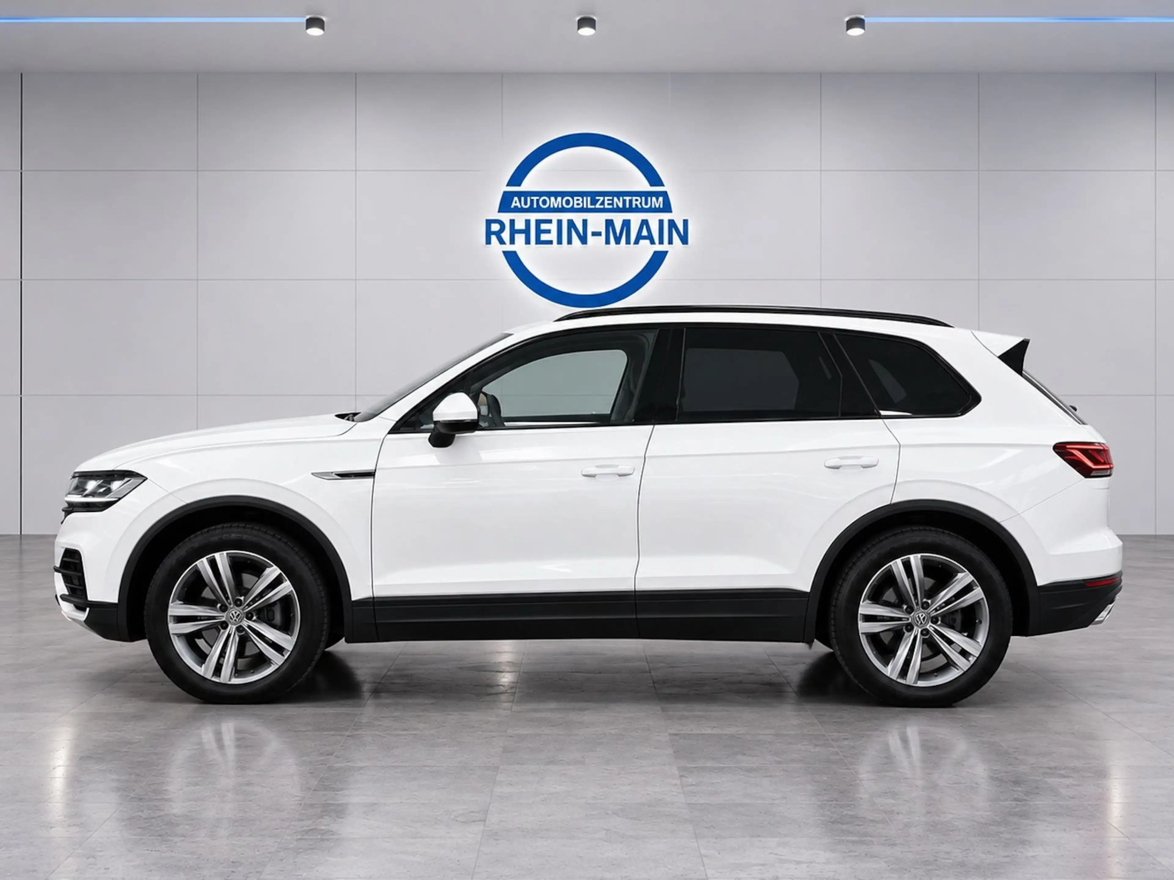 Volkswagen Touareg 4Motion BLACK & WHITE — photo 3