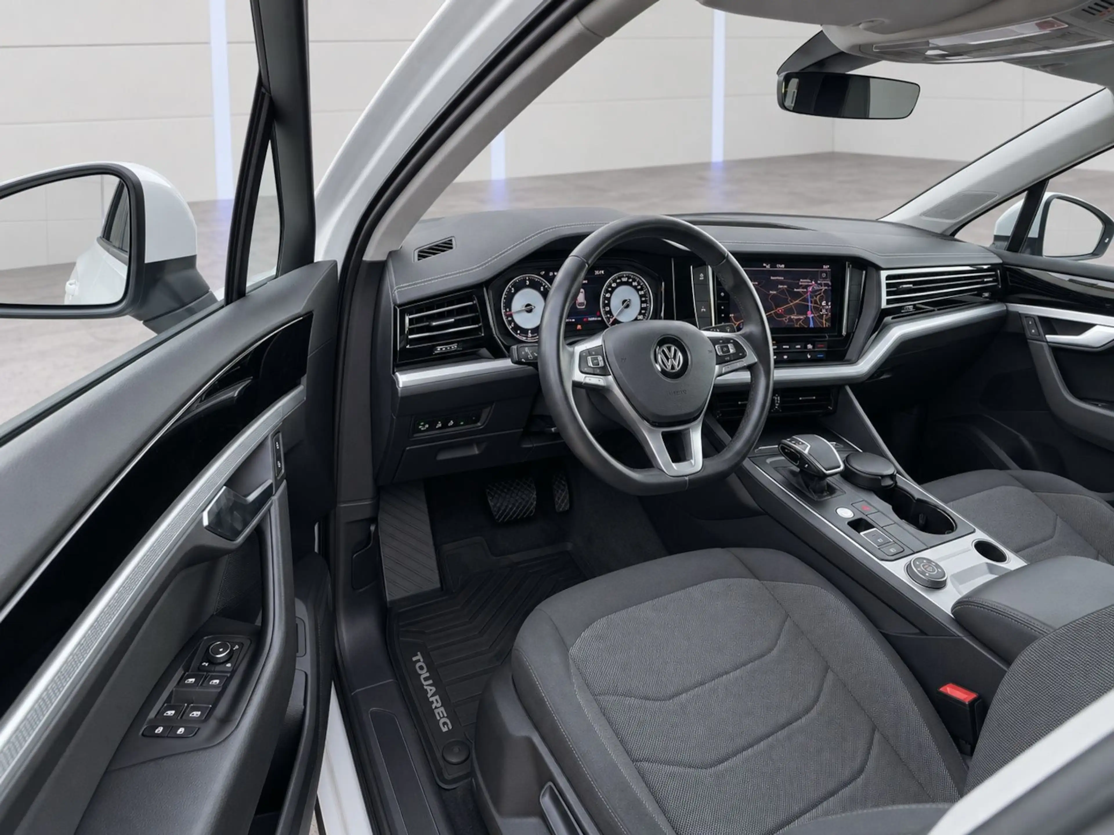 Volkswagen Touareg 4Motion BLACK & WHITE — photo 21