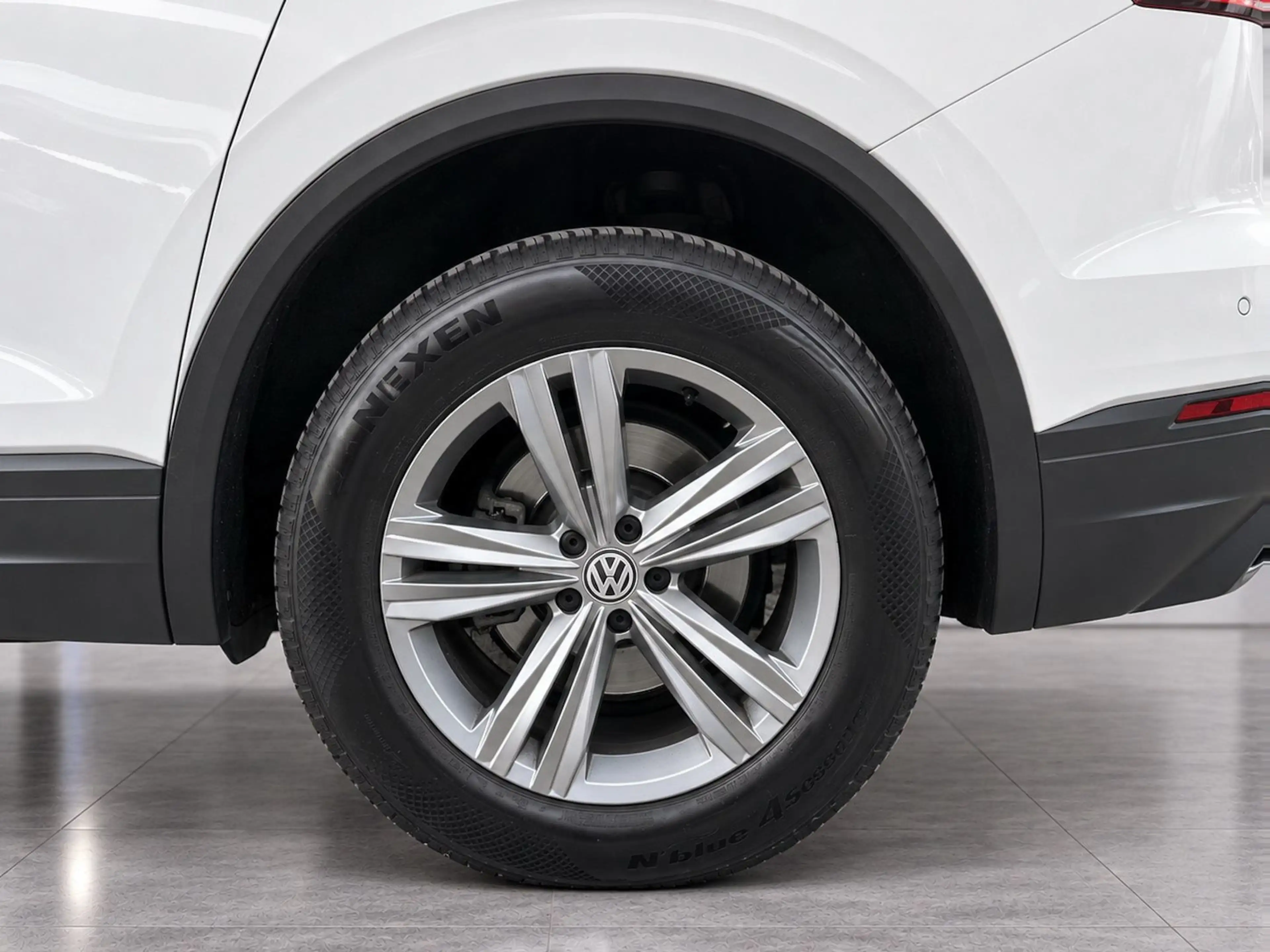 Volkswagen Touareg 4Motion BLACK & WHITE — photo 36