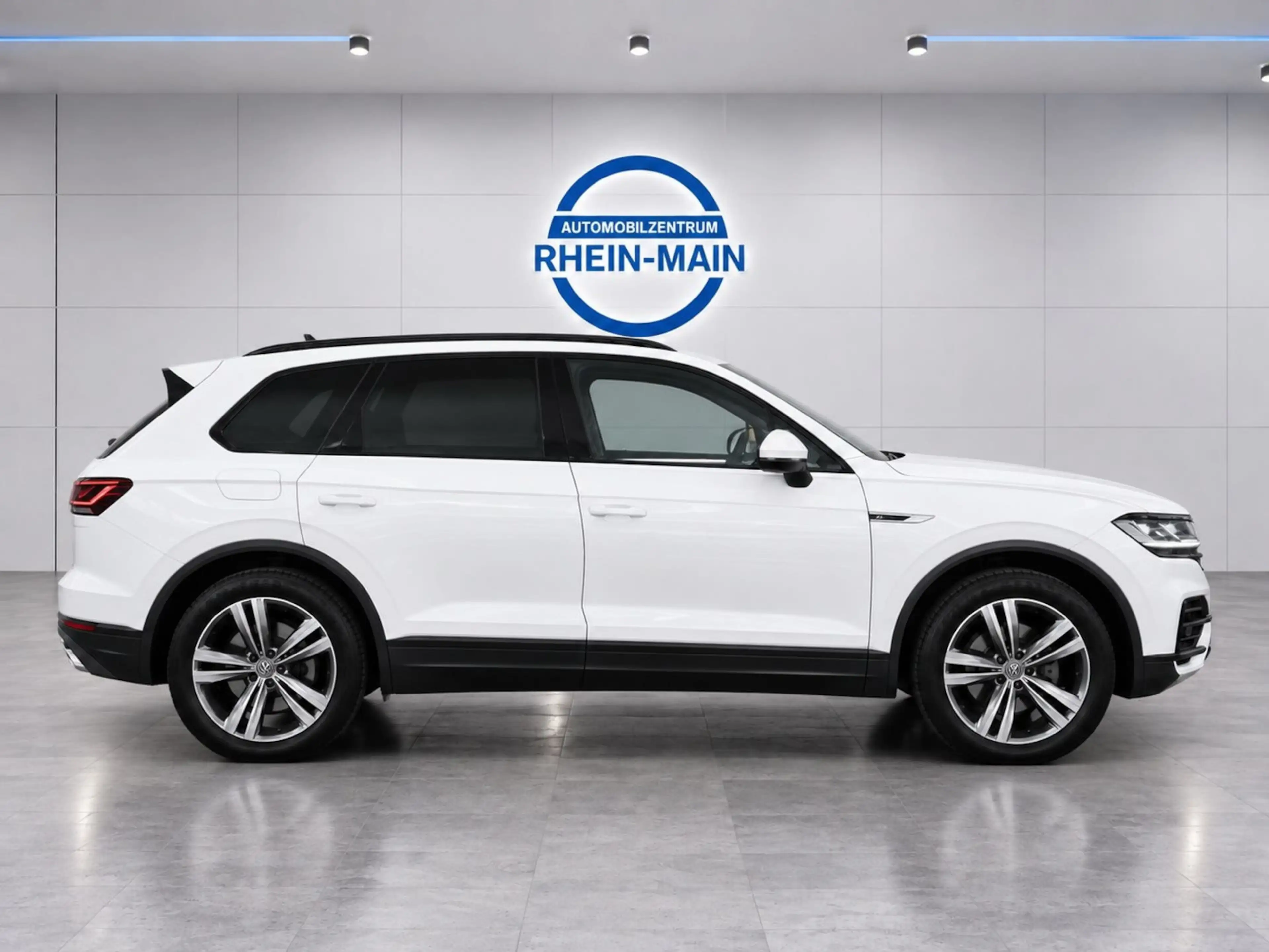 Volkswagen Touareg 4Motion BLACK & WHITE — photo 7