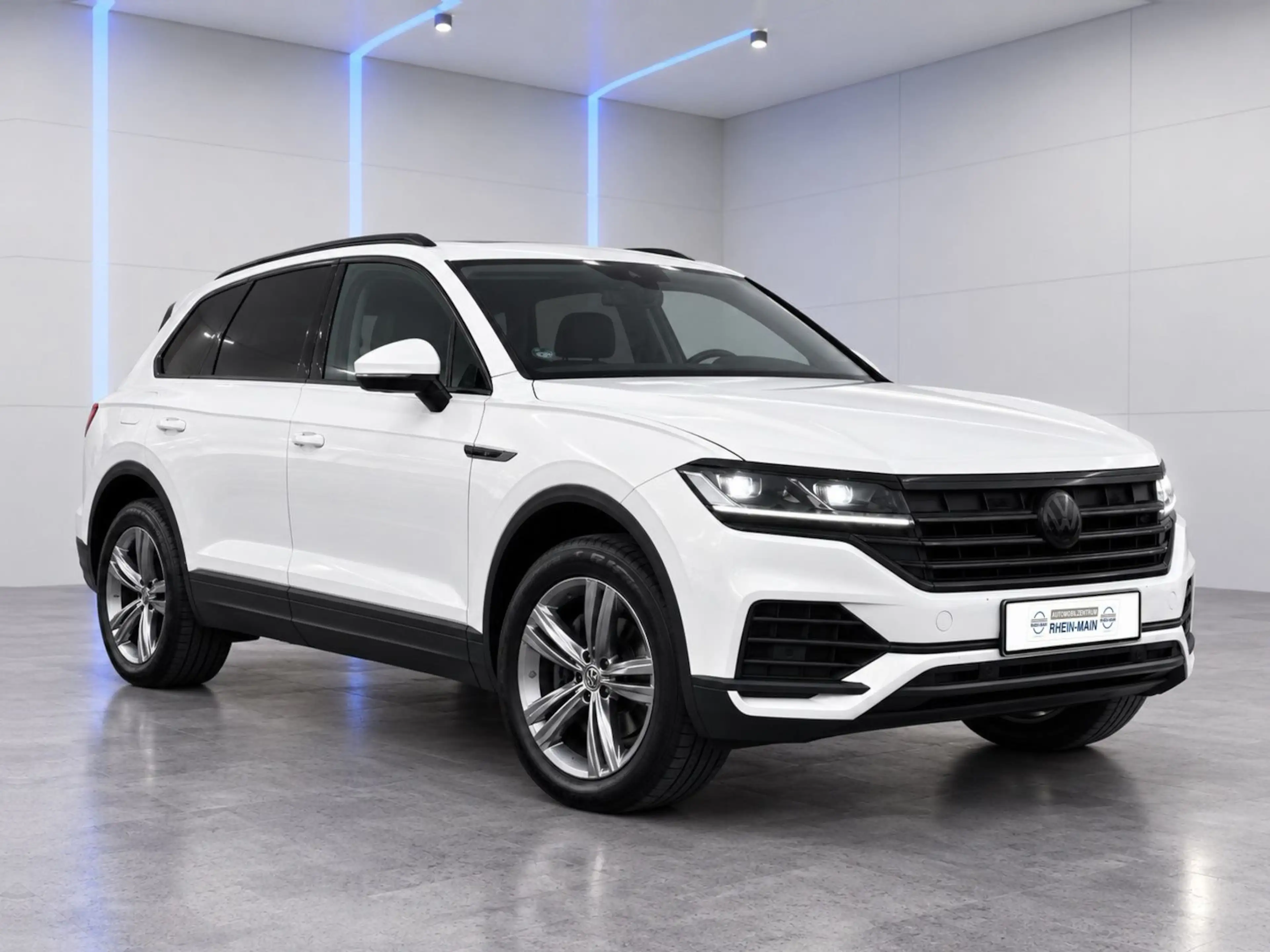 Volkswagen Touareg 4Motion BLACK & WHITE — photo 8