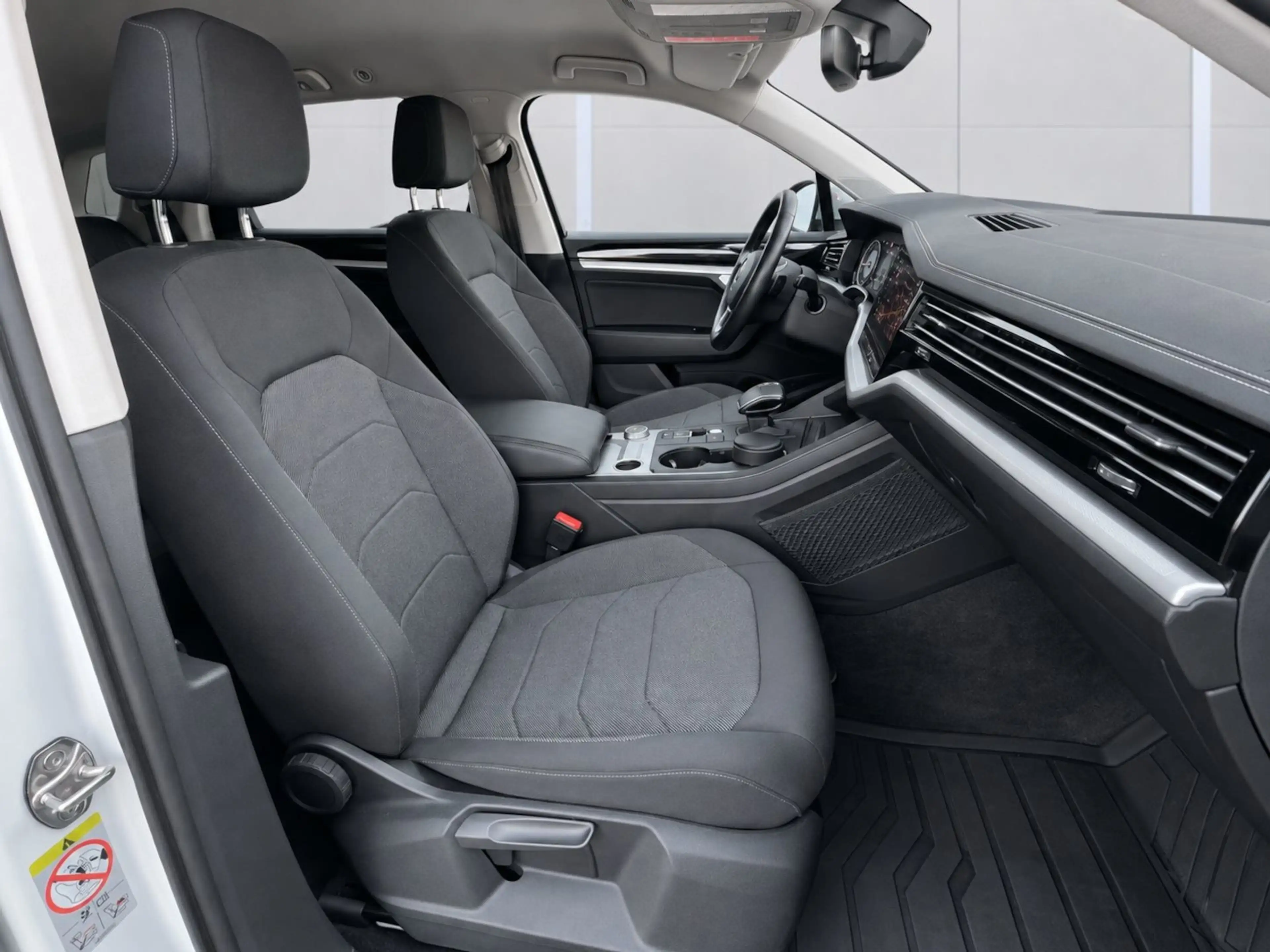 Volkswagen Touareg 4Motion BLACK & WHITE — photo 19