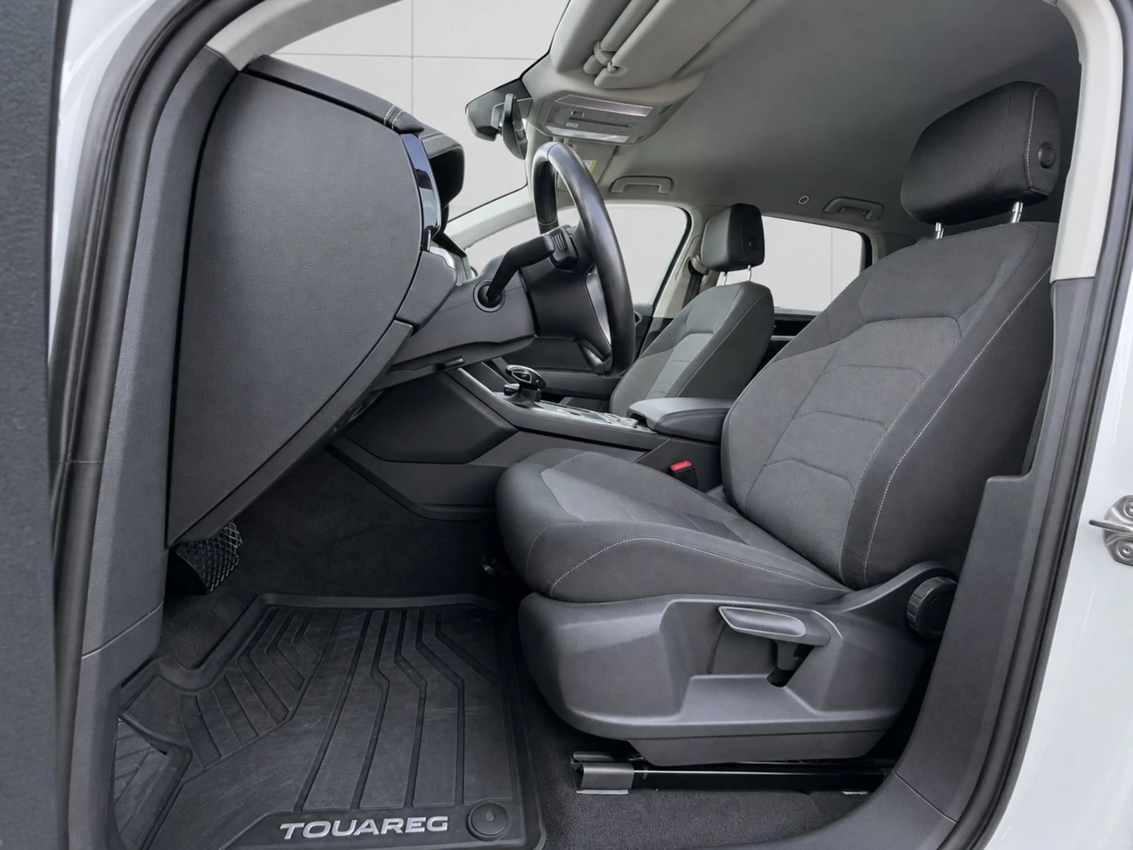 Volkswagen Touareg 4Motion BLACK & WHITE — photo 17