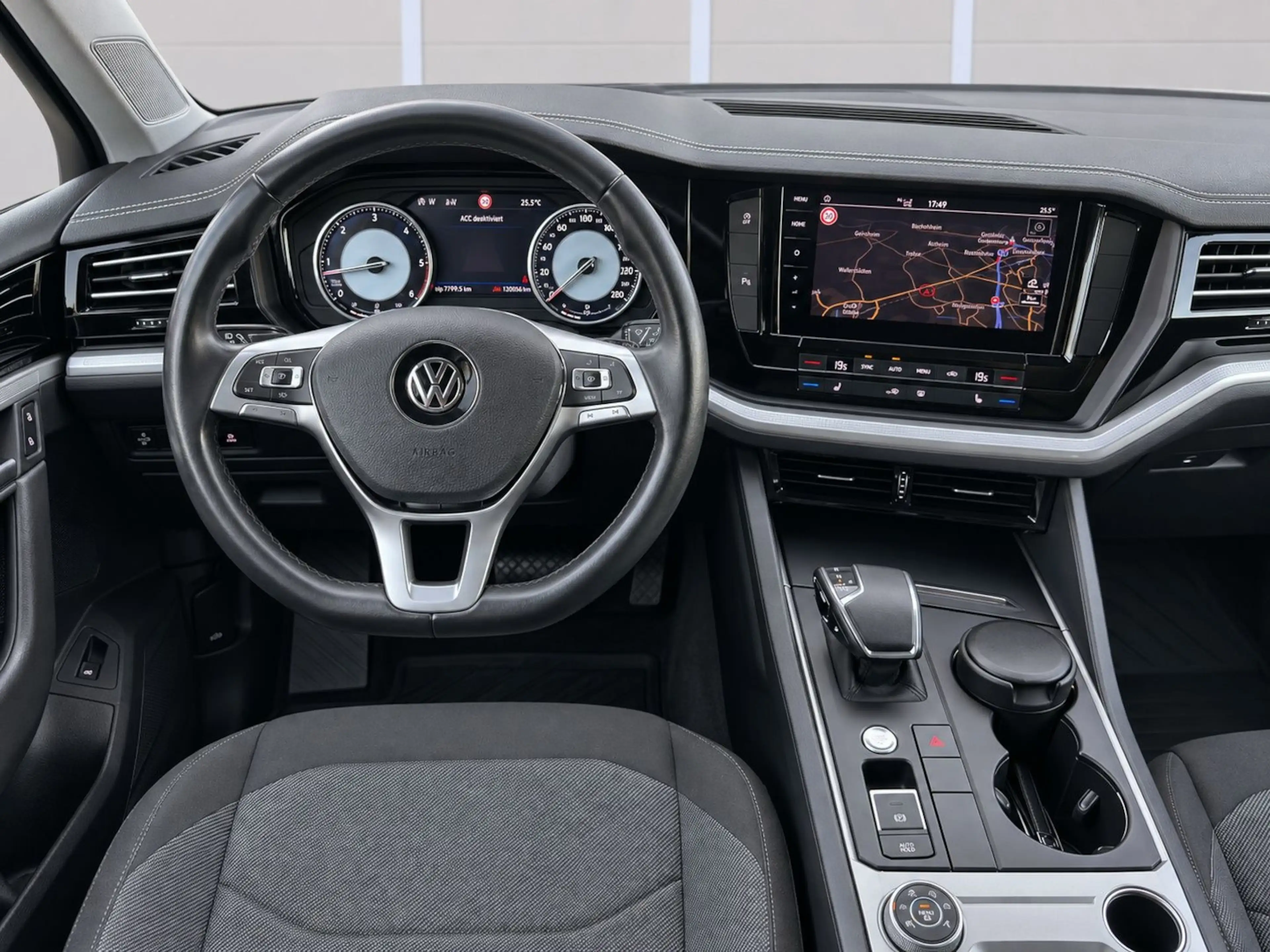 Volkswagen Touareg 4Motion BLACK & WHITE — photo 23