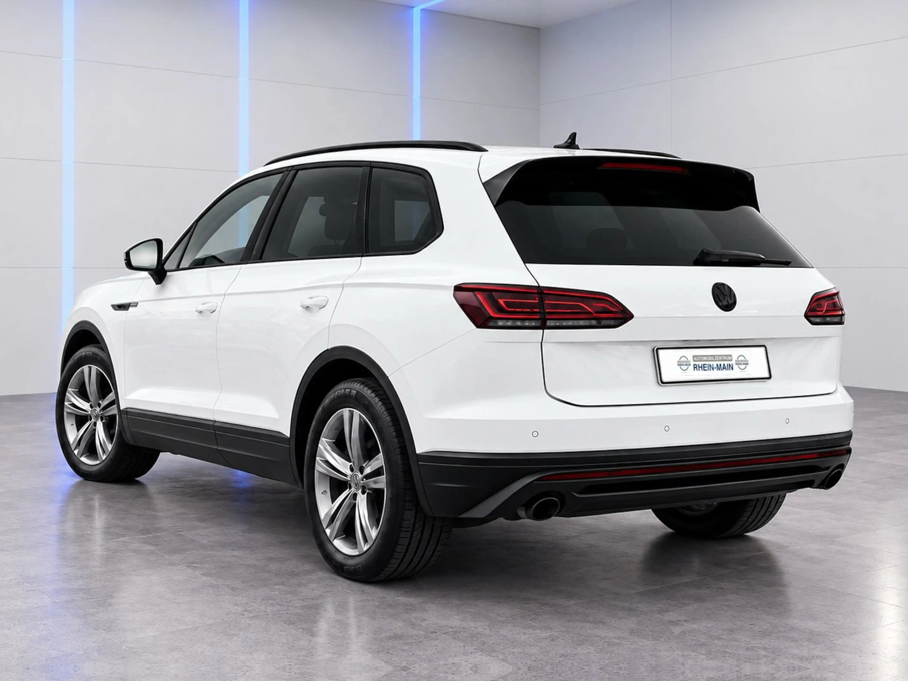 Volkswagen Touareg 4Motion BLACK & WHITE — photo 4