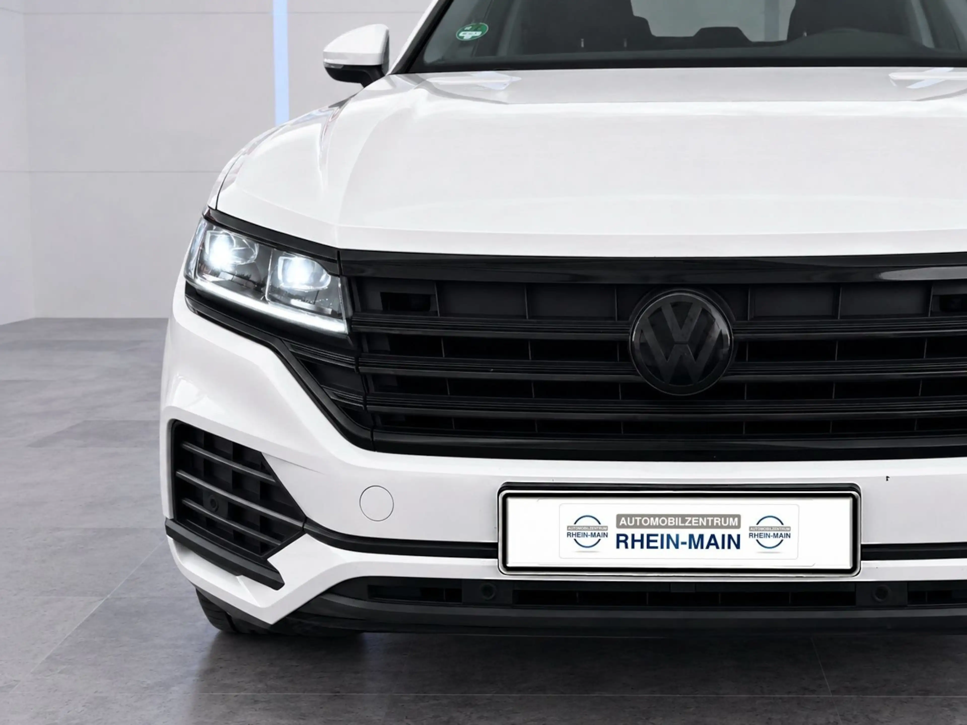 Volkswagen Touareg 4Motion BLACK & WHITE — photo 14