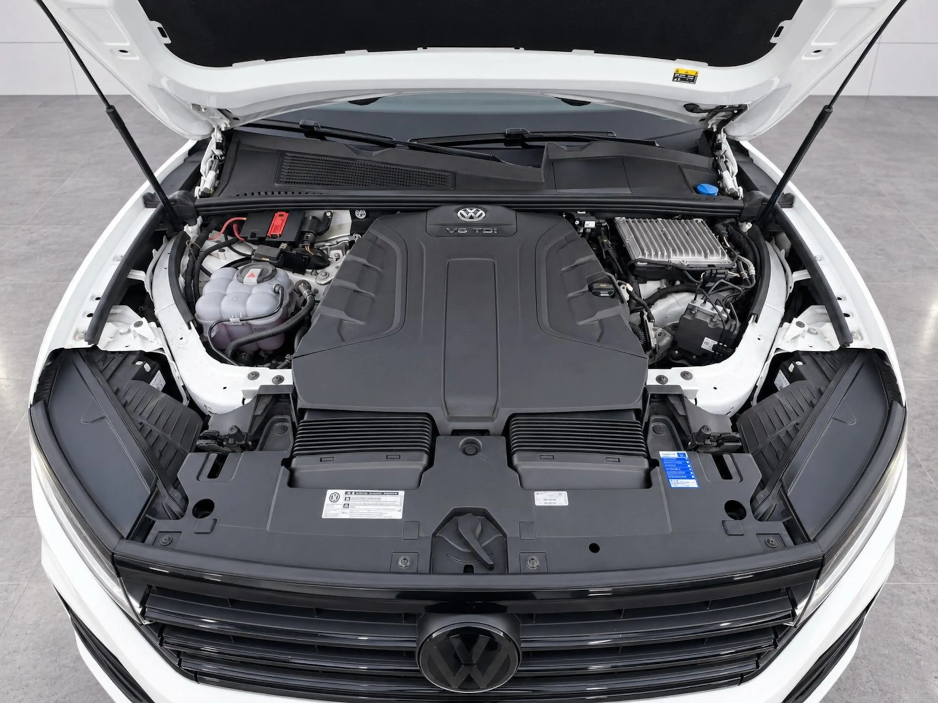 Volkswagen Touareg 4Motion BLACK & WHITE — photo 38