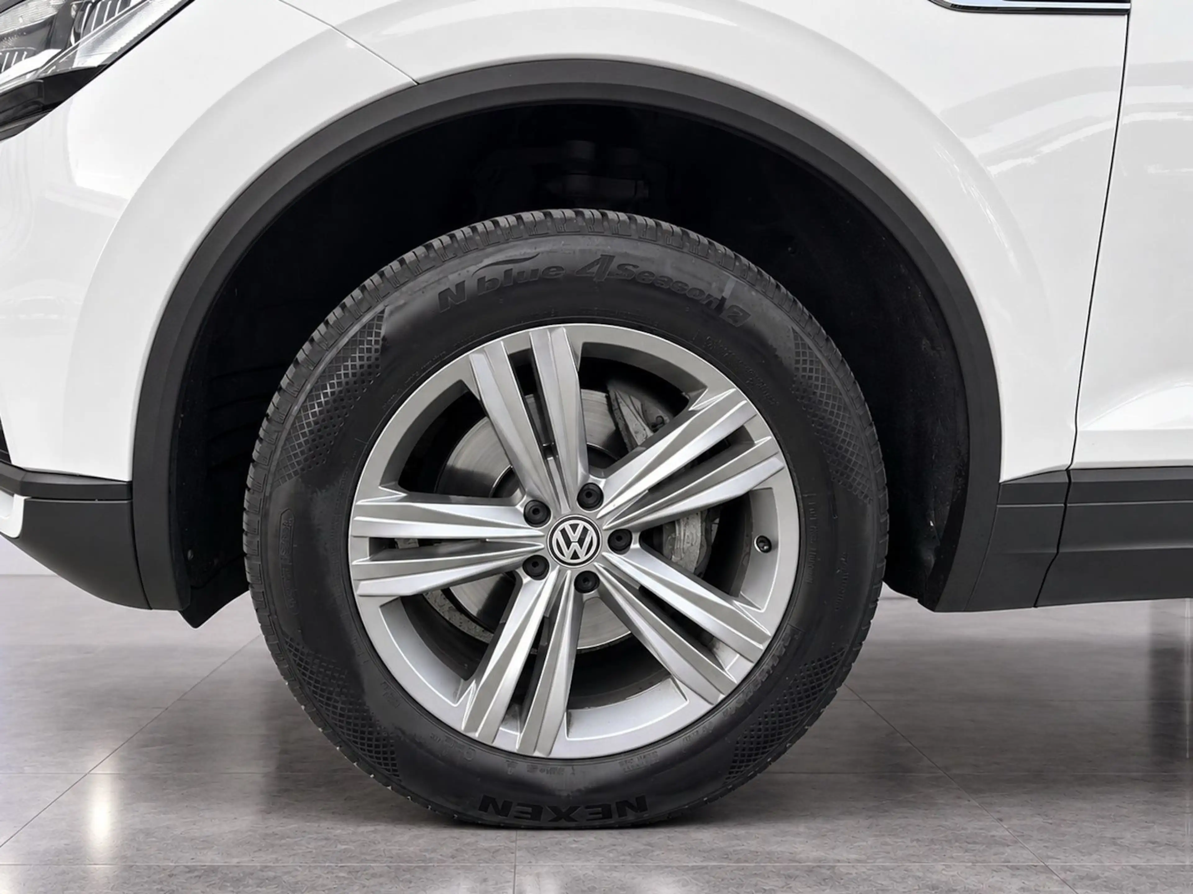 Volkswagen Touareg 4Motion BLACK & WHITE — photo 20