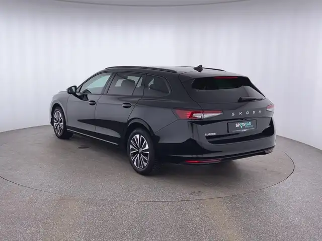 Skoda Superb view 4