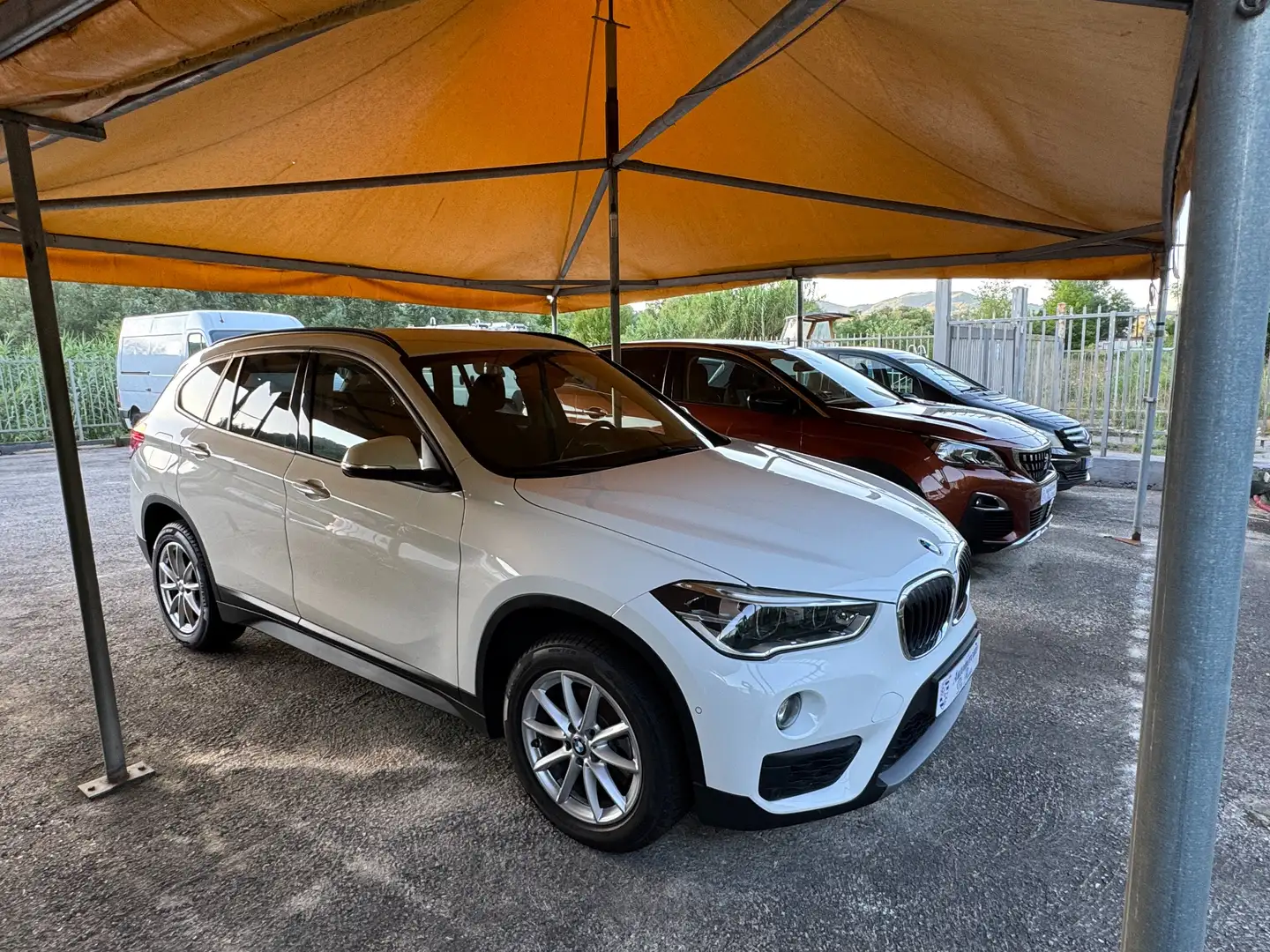 BMW X1 sDrive18d Advantage Weiß - 2