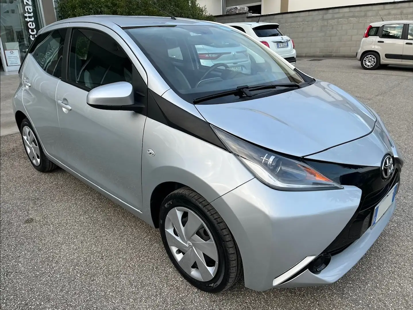 Toyota Aygo 5pt 1.0 Benz. 70cv x-pure CAMERA/TEL/CLIMA PERF. Argento - 1
