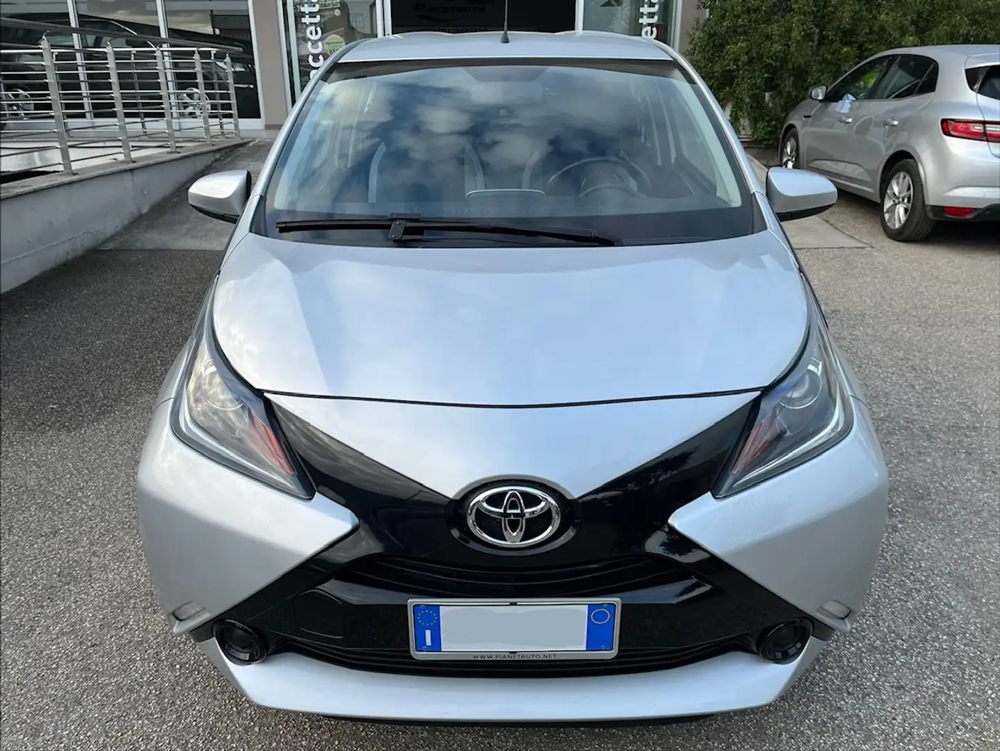 Toyota Aygo 5pt 1.0 Benz. 70cv x-pure CAMERA/TEL/CLIMA PERF. Argento - 2