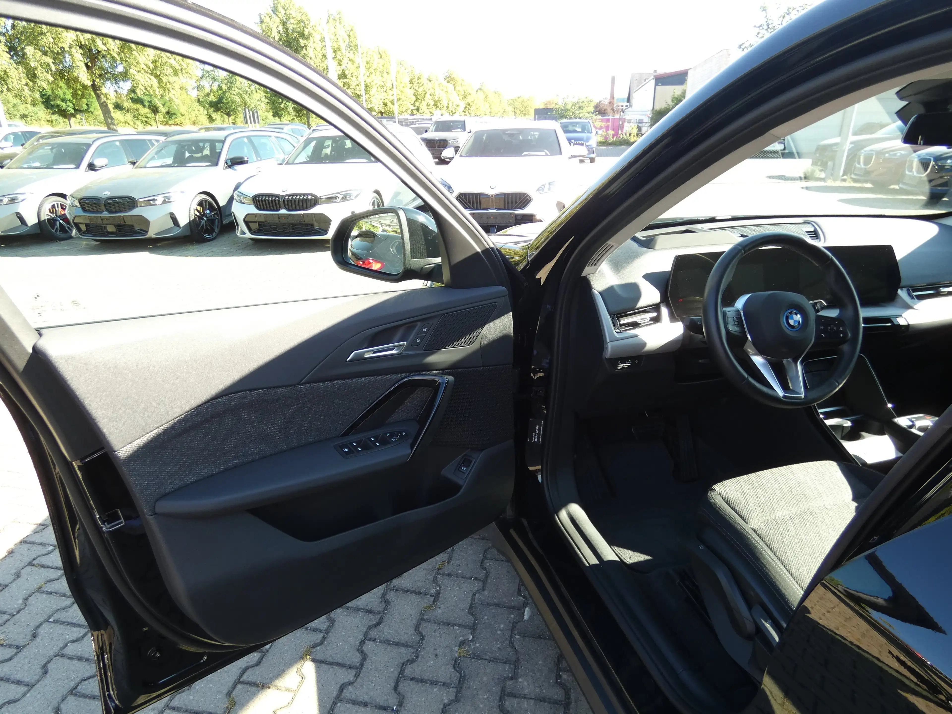 BMW iX1 xDrive30 — photo 14