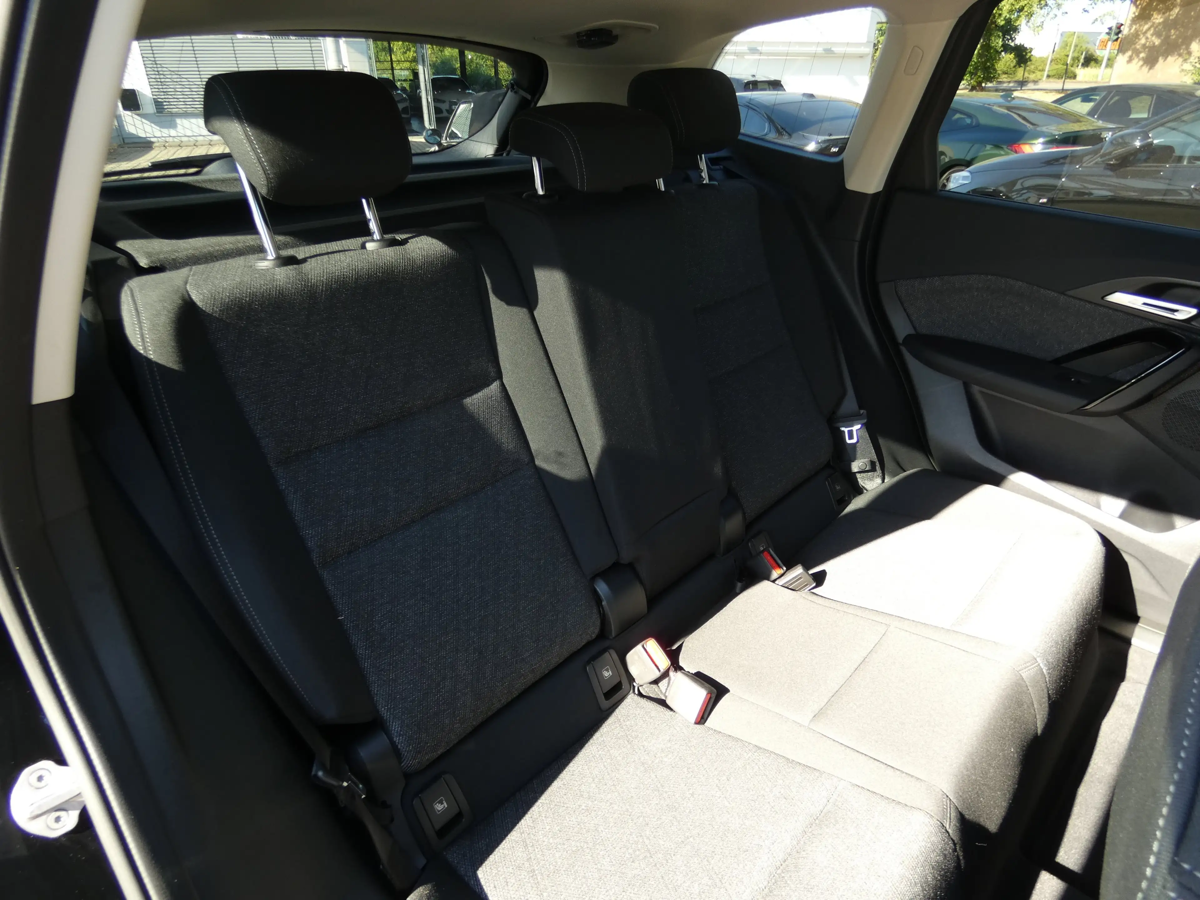 BMW iX1 xDrive30 — photo 21