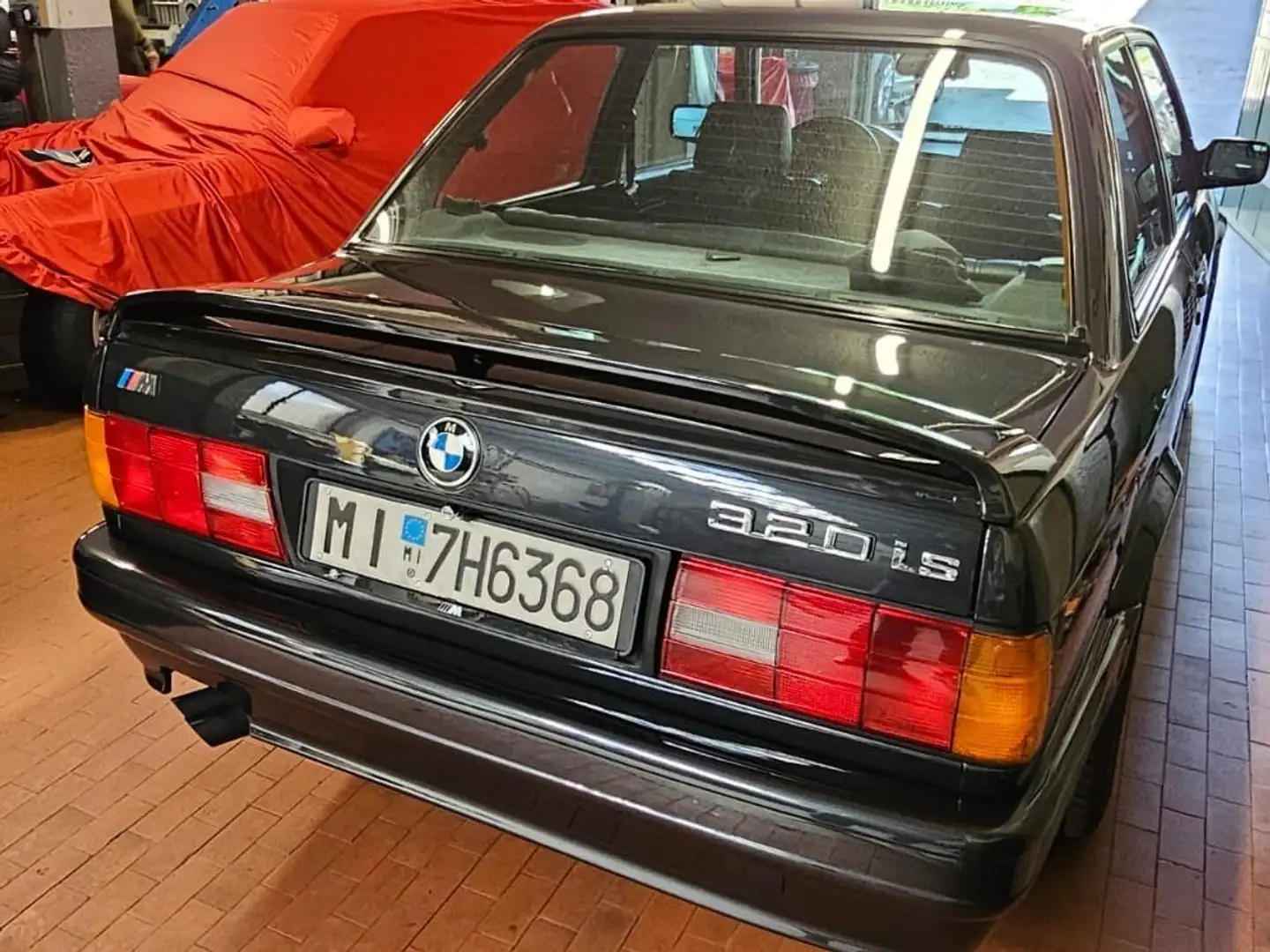BMW 320 320i S c/abs 2p crna - 2